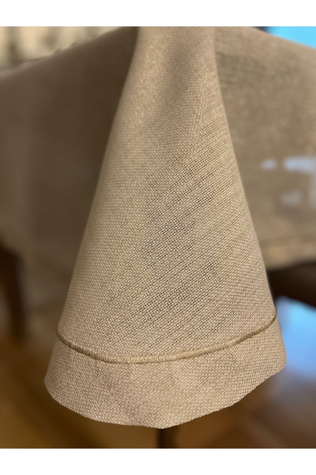 Piko Sarma Detaylı Polyester Keten Dertsiz Simli OVAL Masa Örtüsü Gold