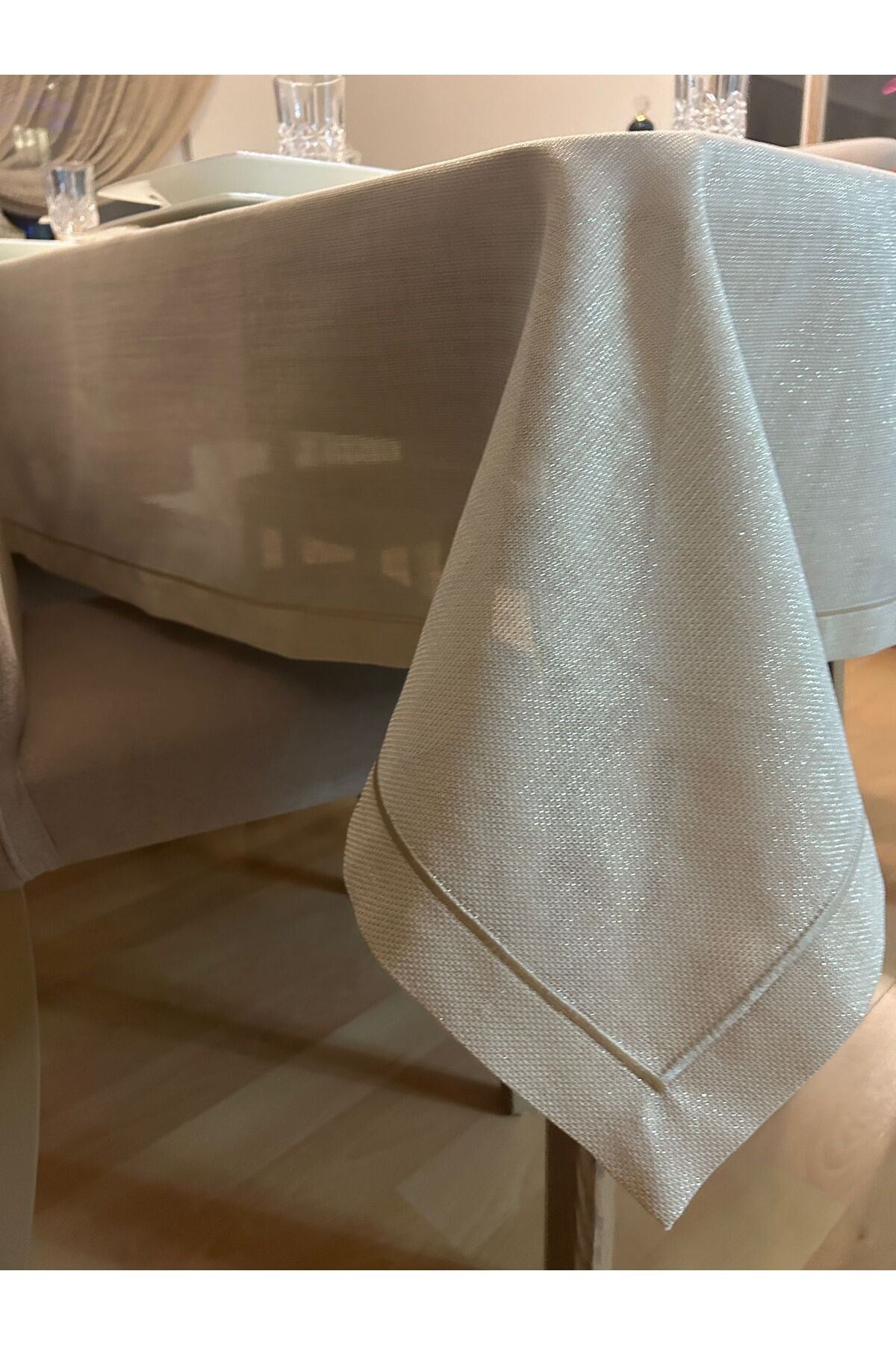Piko Sarma Detaylı Polyester Keten Dertsiz Simli Masa Örtüsü Gold
