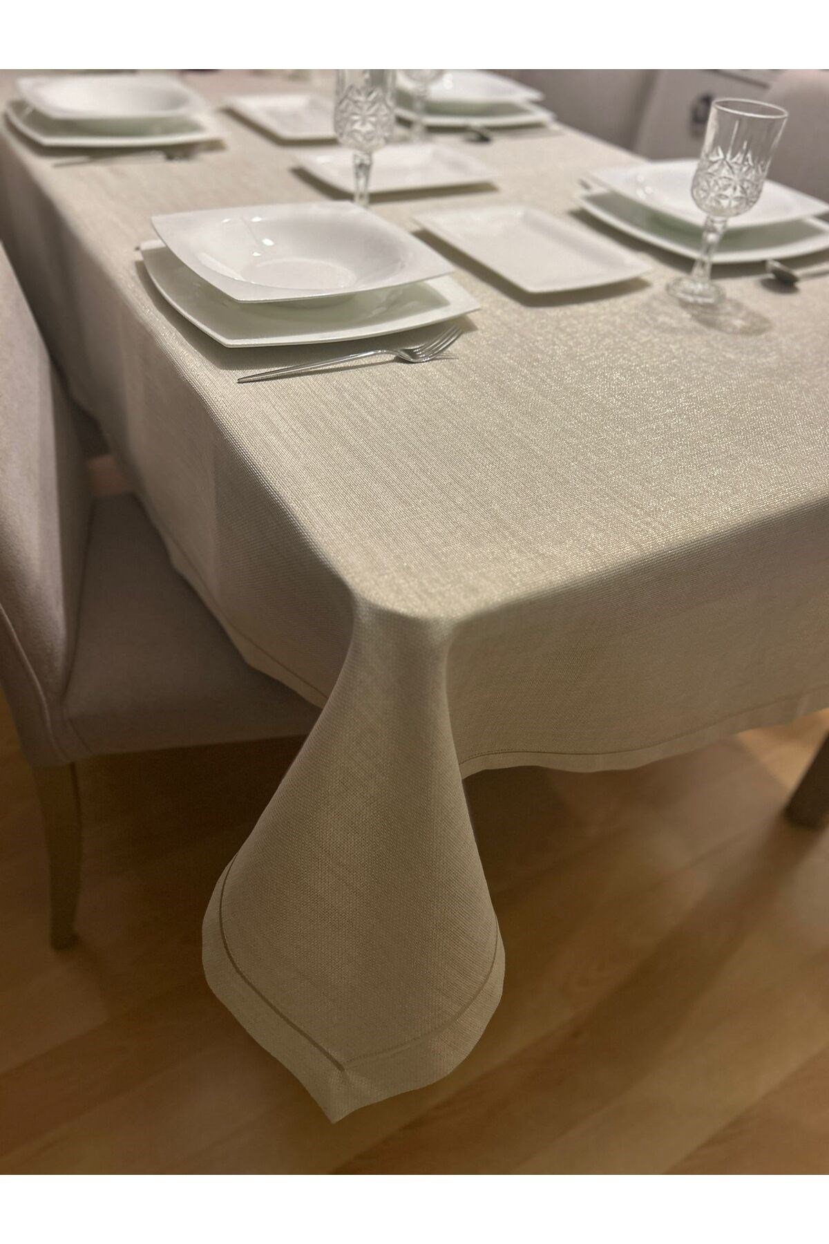 Piko Sarma Detaylı Polyester Keten Dertsiz Simli Masa Örtüsü Gold