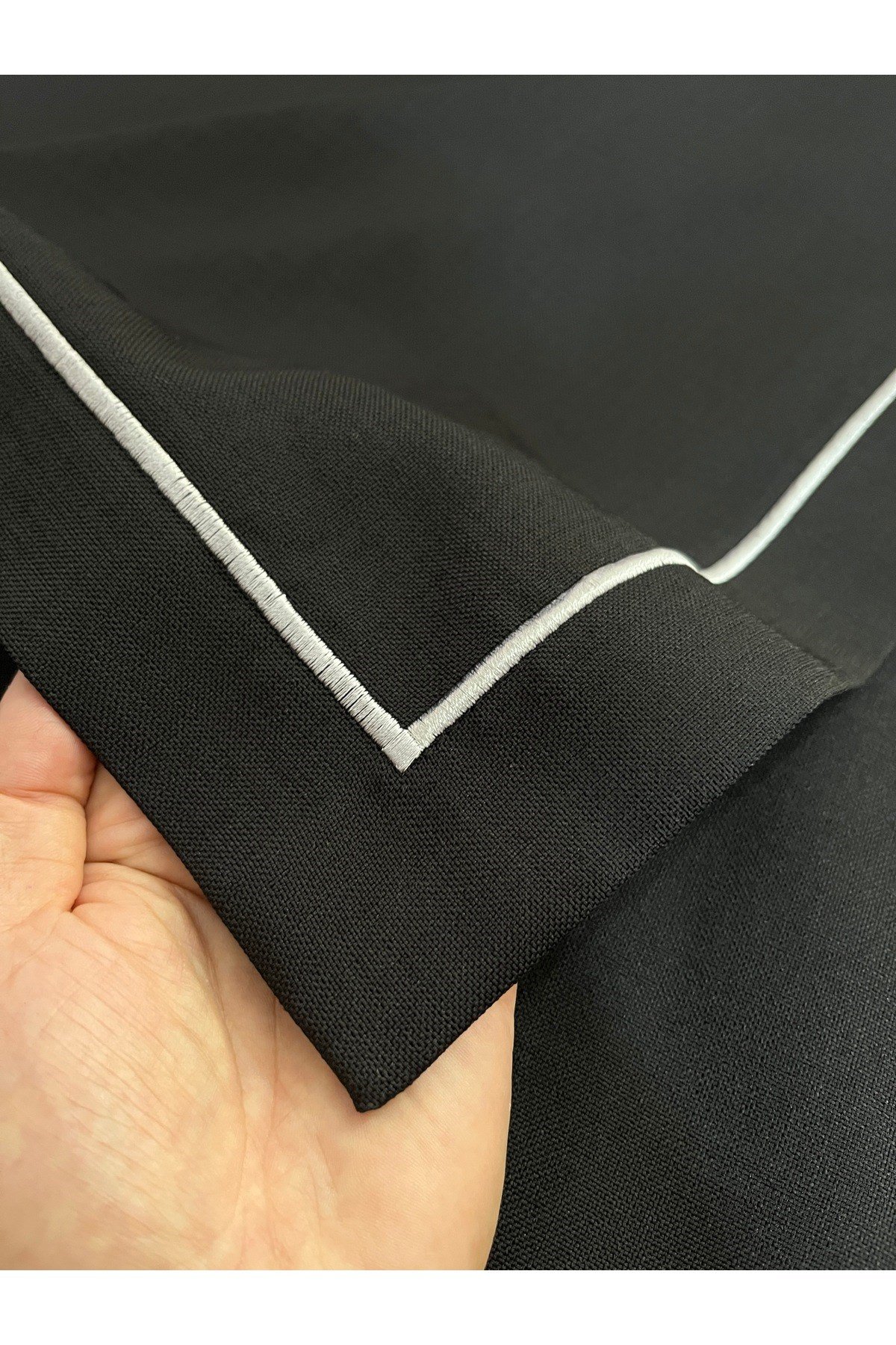 Piko Sarma Detaylı Polyester Keten Dertsiz Masa Örtüsü Siyah