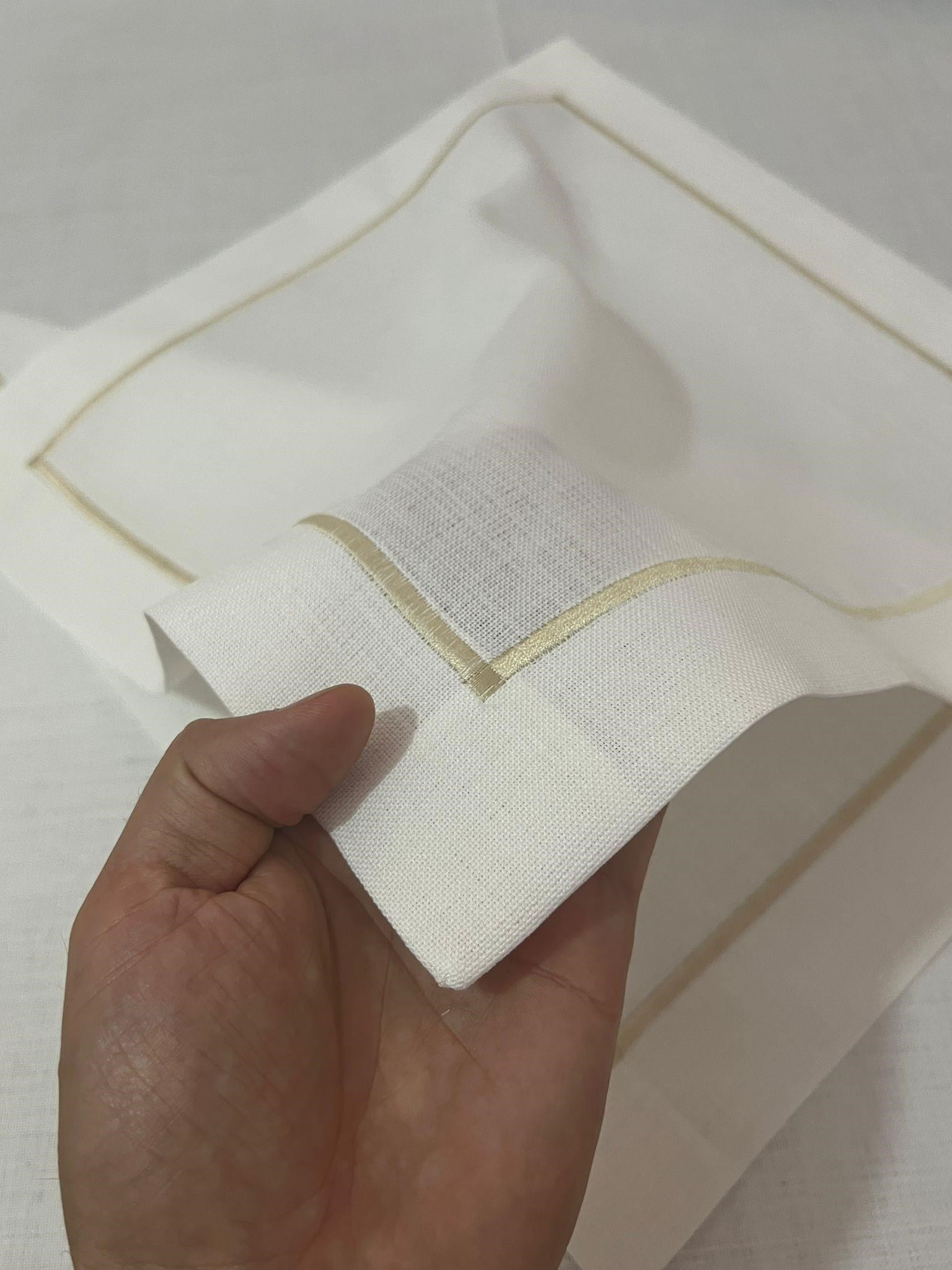 Piko Sarma Gold Detaylı Polyester Keten Dertsiz Masa Örtüsü Kırık Beyaz