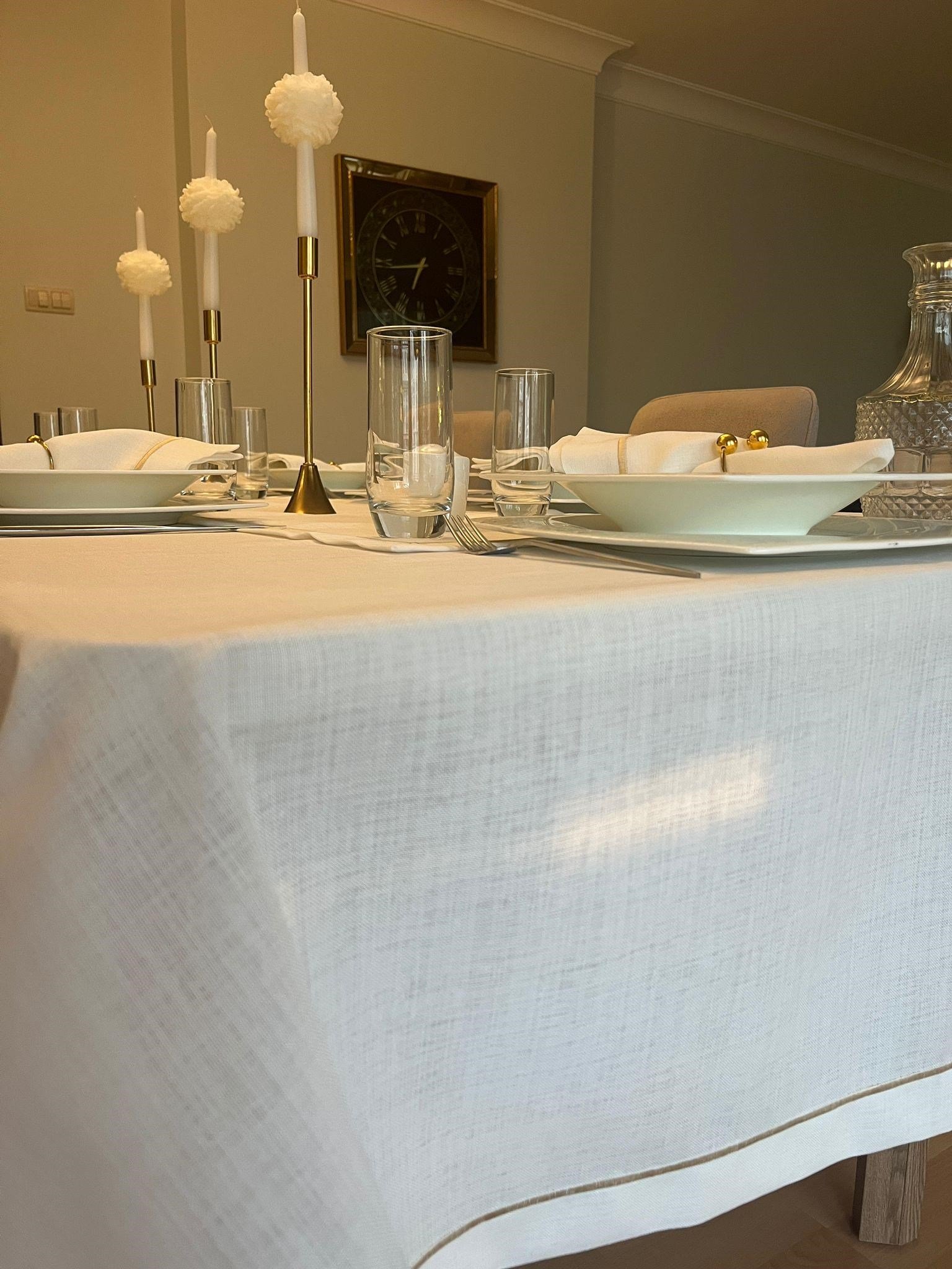 Piko Sarma Gold Detaylı Polyester Keten Dertsiz Masa Örtüsü Kırık Beyaz