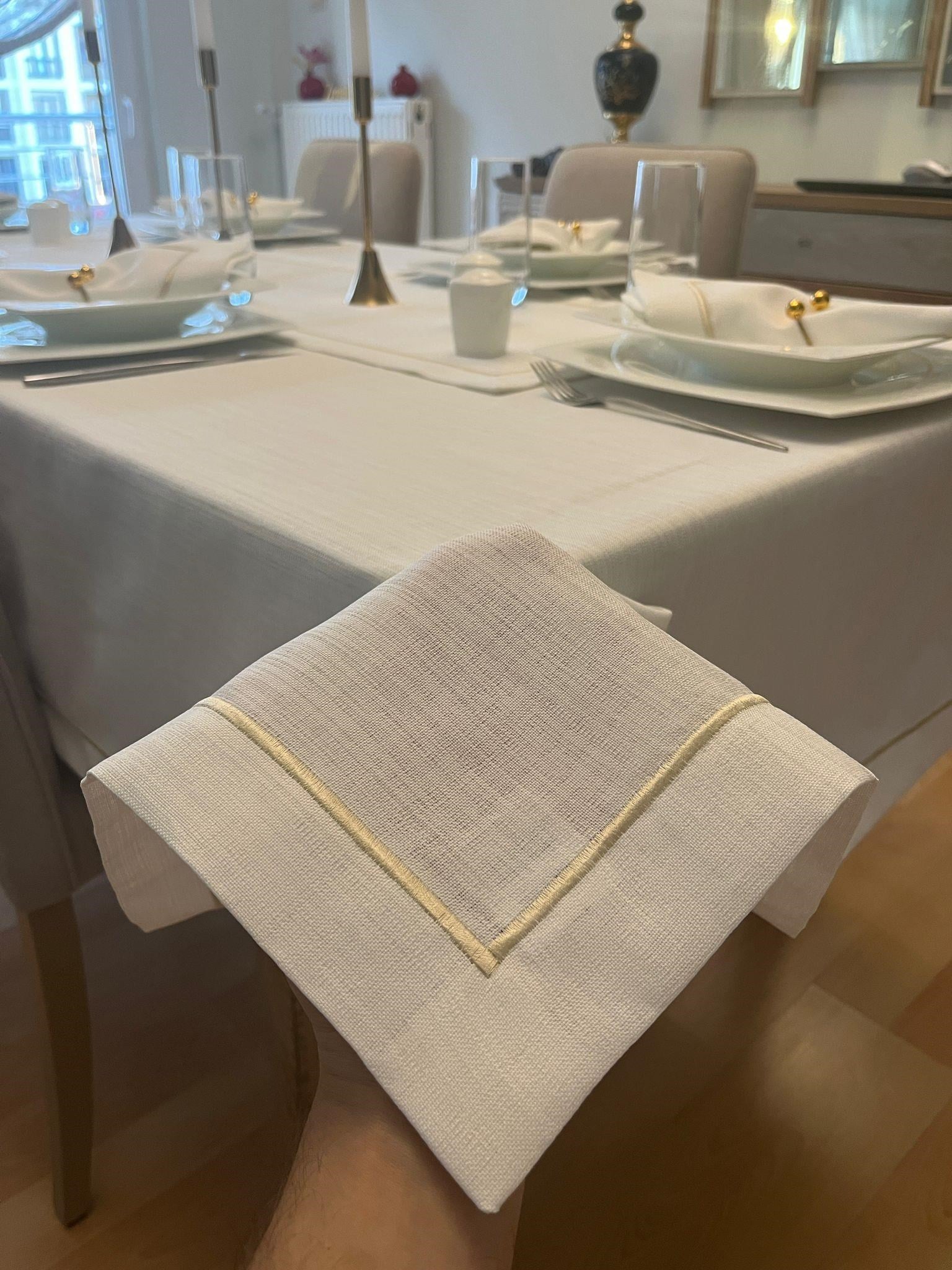 Piko Sarma Gold Detaylı Polyester Keten Dertsiz Masa Örtüsü Kırık Beyaz