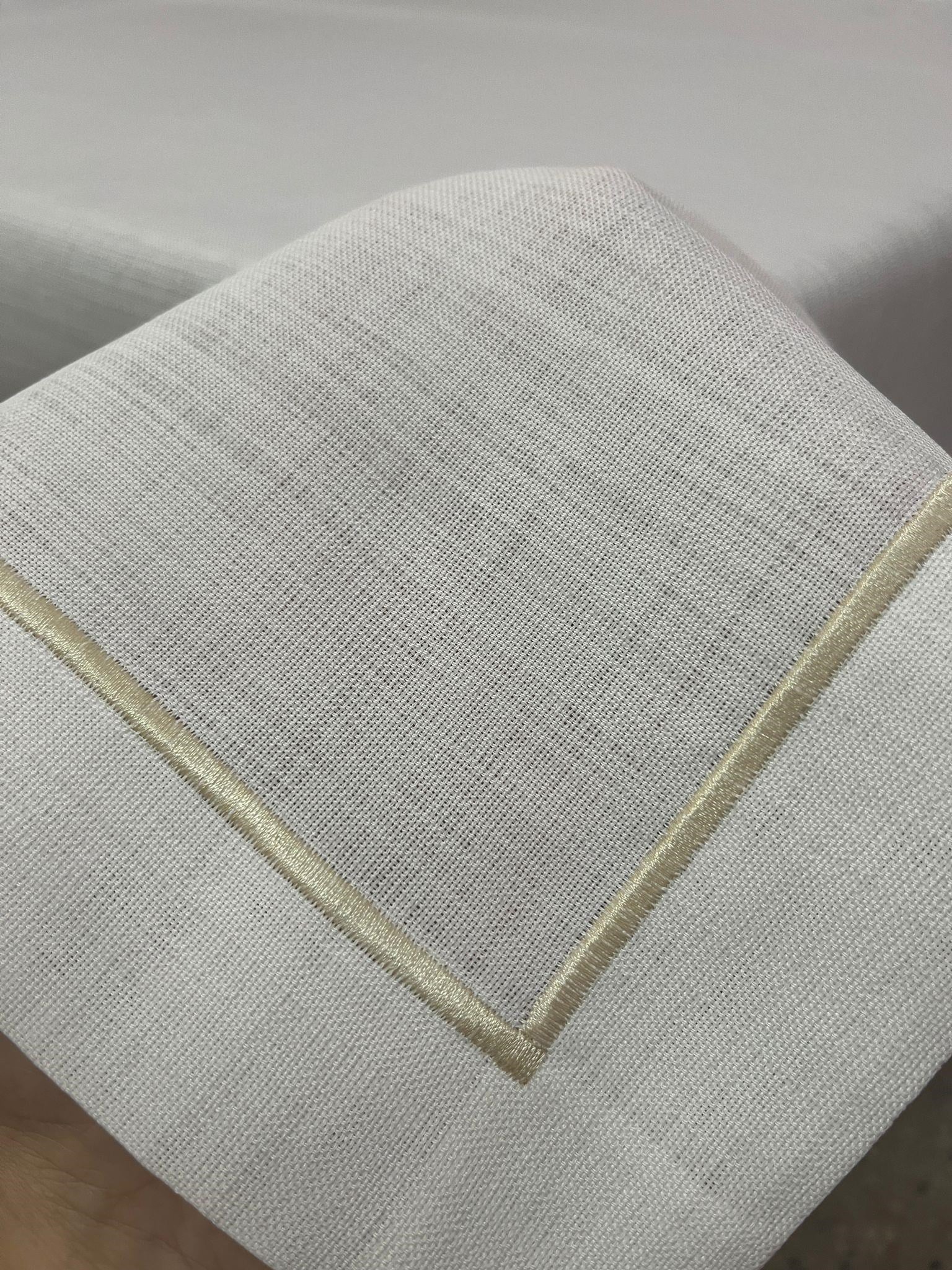 Piko Sarma Gold Detaylı Polyester Keten Dertsiz Masa Örtüsü Kırık Beyaz