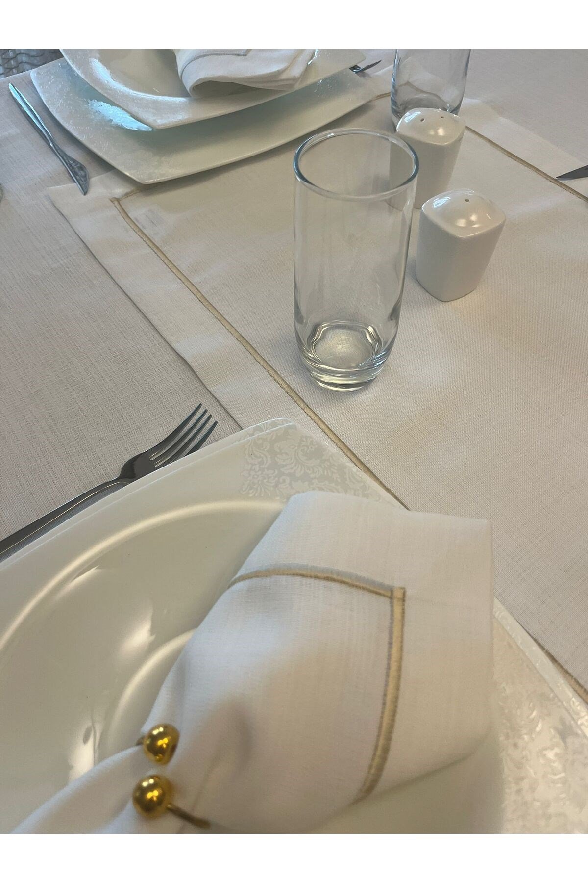 Polyester Keten Gold Piko Detaylı Kırık Beyaz Dertsiz Masa Örtüsü + 6 Peçete