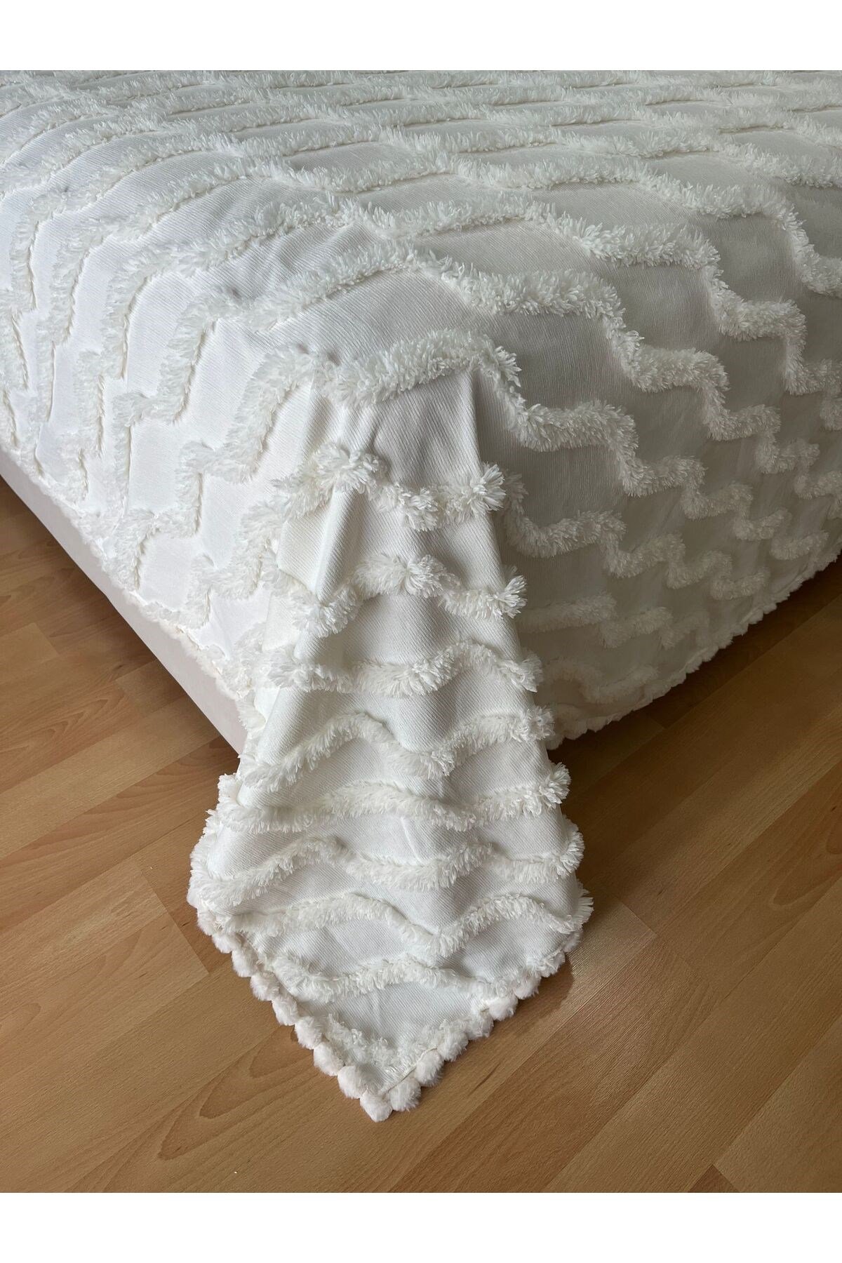 Ponpon Detaylı Çift Kişilik Pamuklu Yatak Örtüsü Pike 240 x 260 - 1 Adet