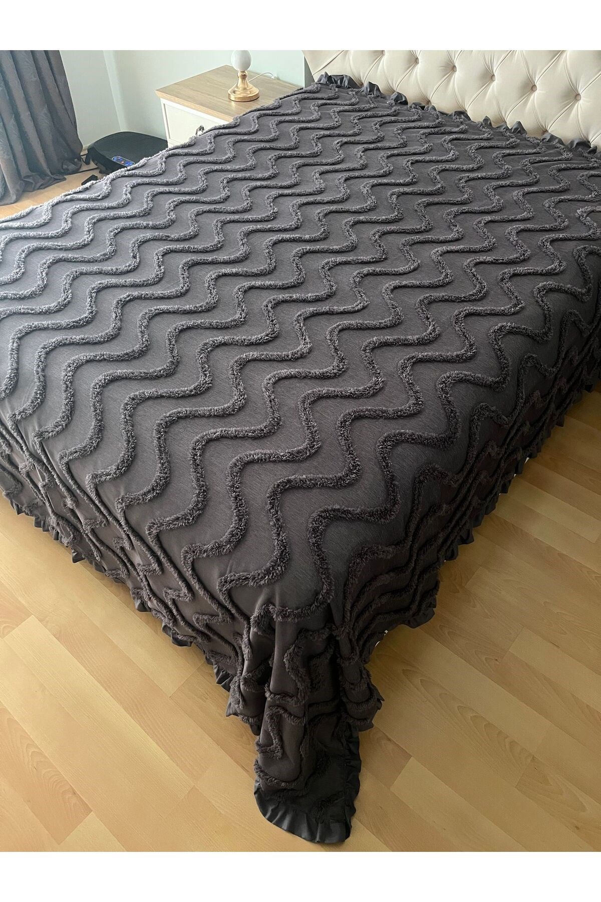 Ponpon Detaylı Çift Kişilik Pamuklu Yatak Örtüsü Pike 240 x 260 - 1 Adet