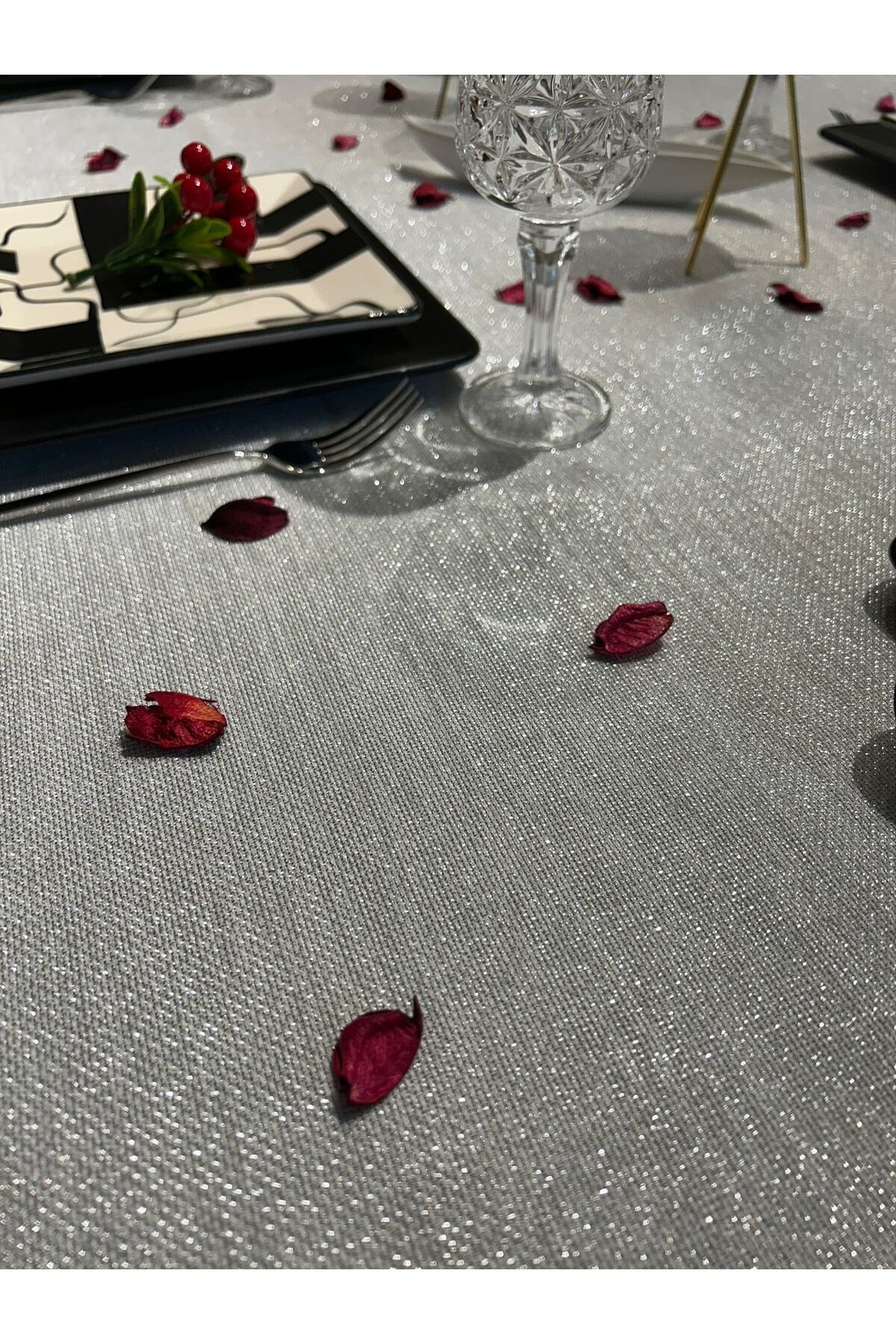 Simli Dertsiz Oval Masa Örtüsü Gümüş