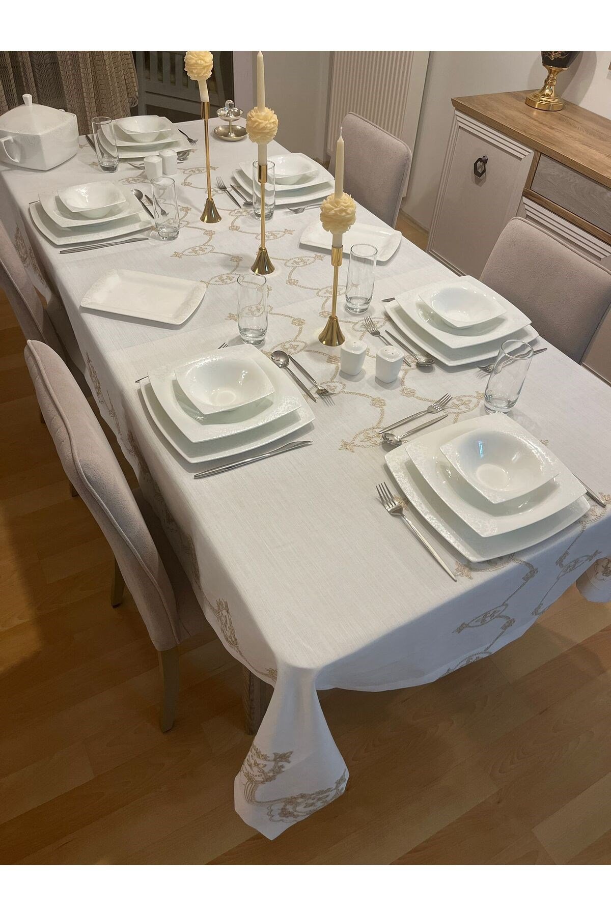 Simli Gold Nakış İşleme Detaylı Dertsiz Masa Örtüsü Kırık Beyaz
