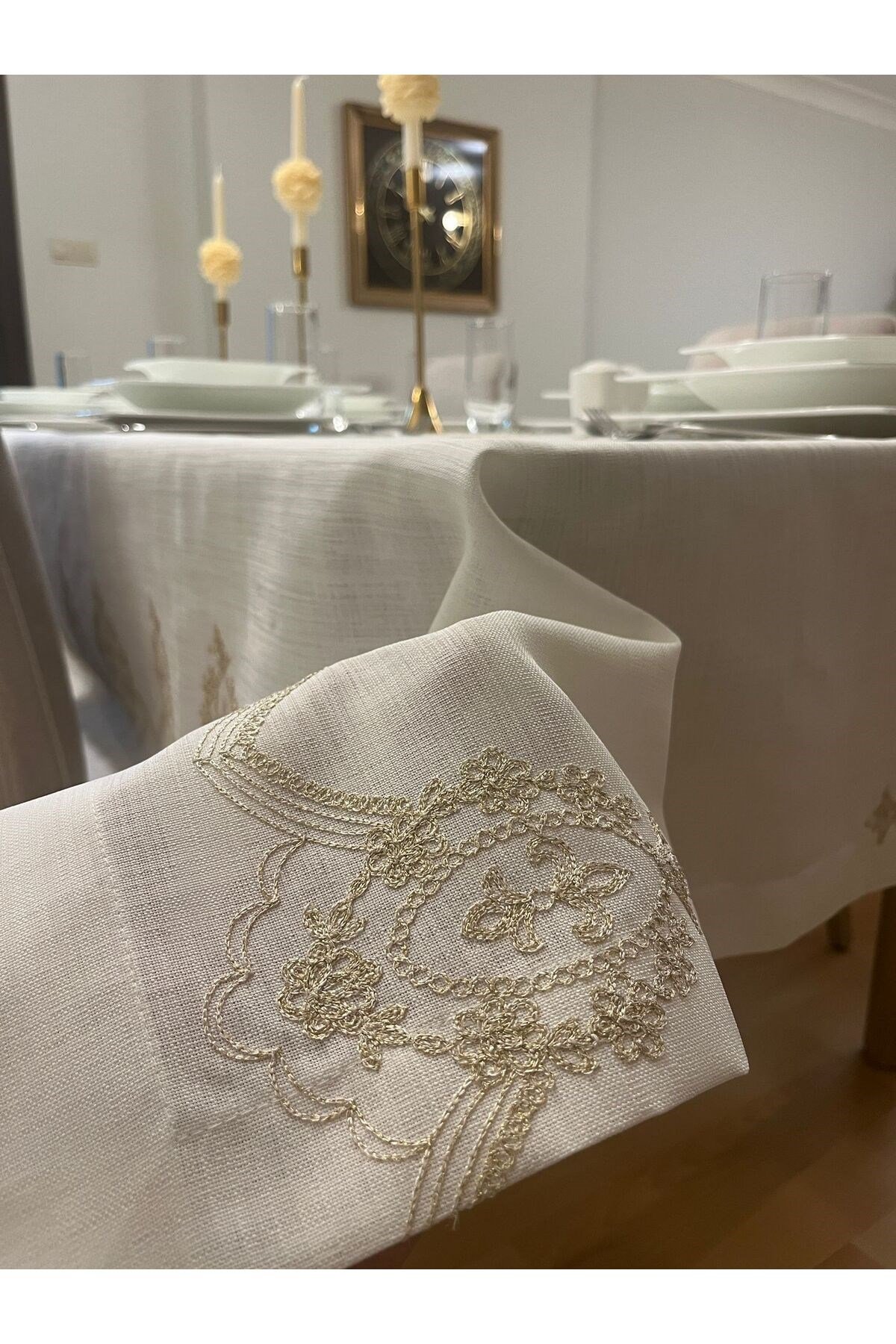 Simli Gold Nakış İşleme Detaylı Dertsiz Masa Örtüsü Kırık Beyaz
