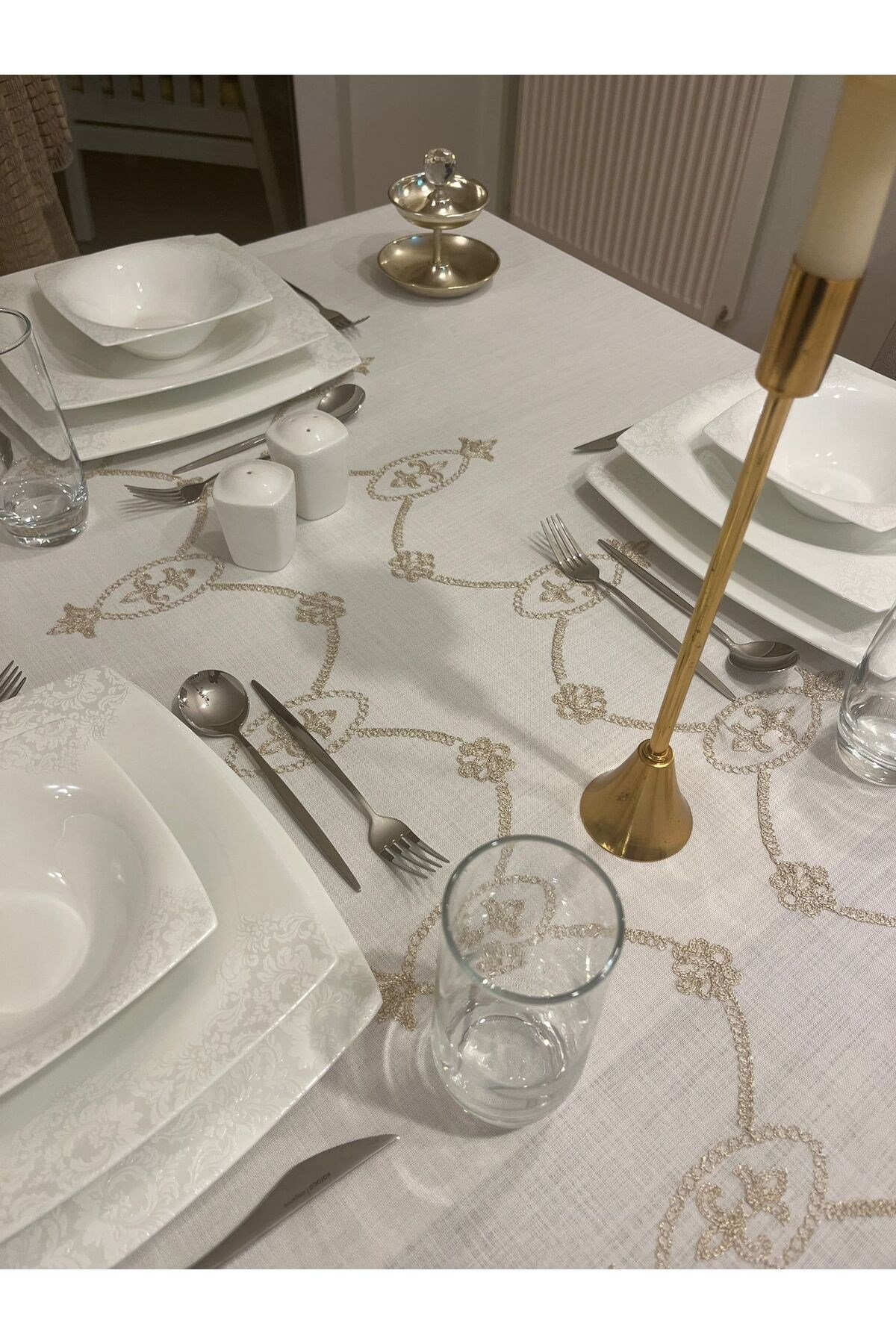 Simli Gold Nakış İşleme Detaylı Dertsiz Masa Örtüsü Kırık Beyaz