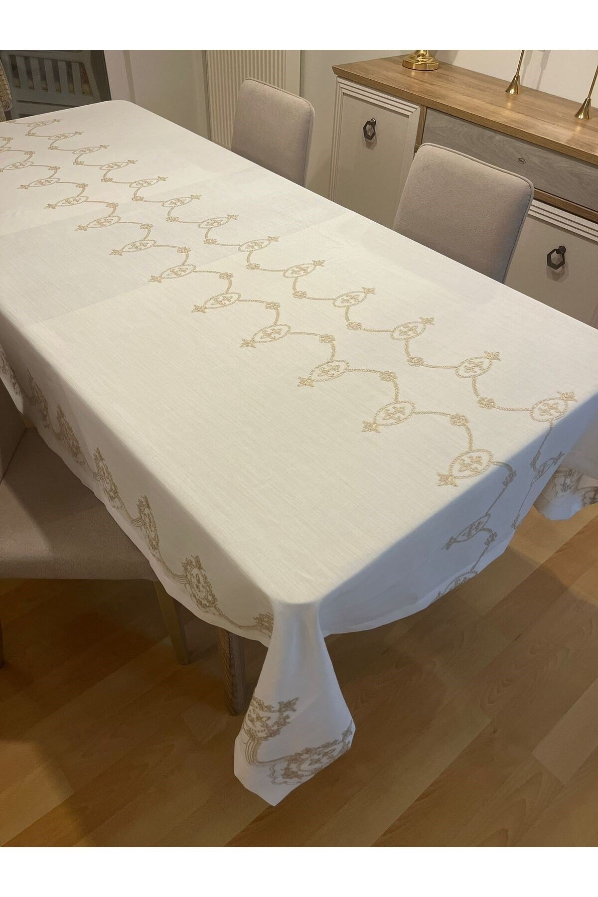 Simli Gold Nakış İşleme Detaylı Dertsiz Masa Örtüsü Kırık Beyaz