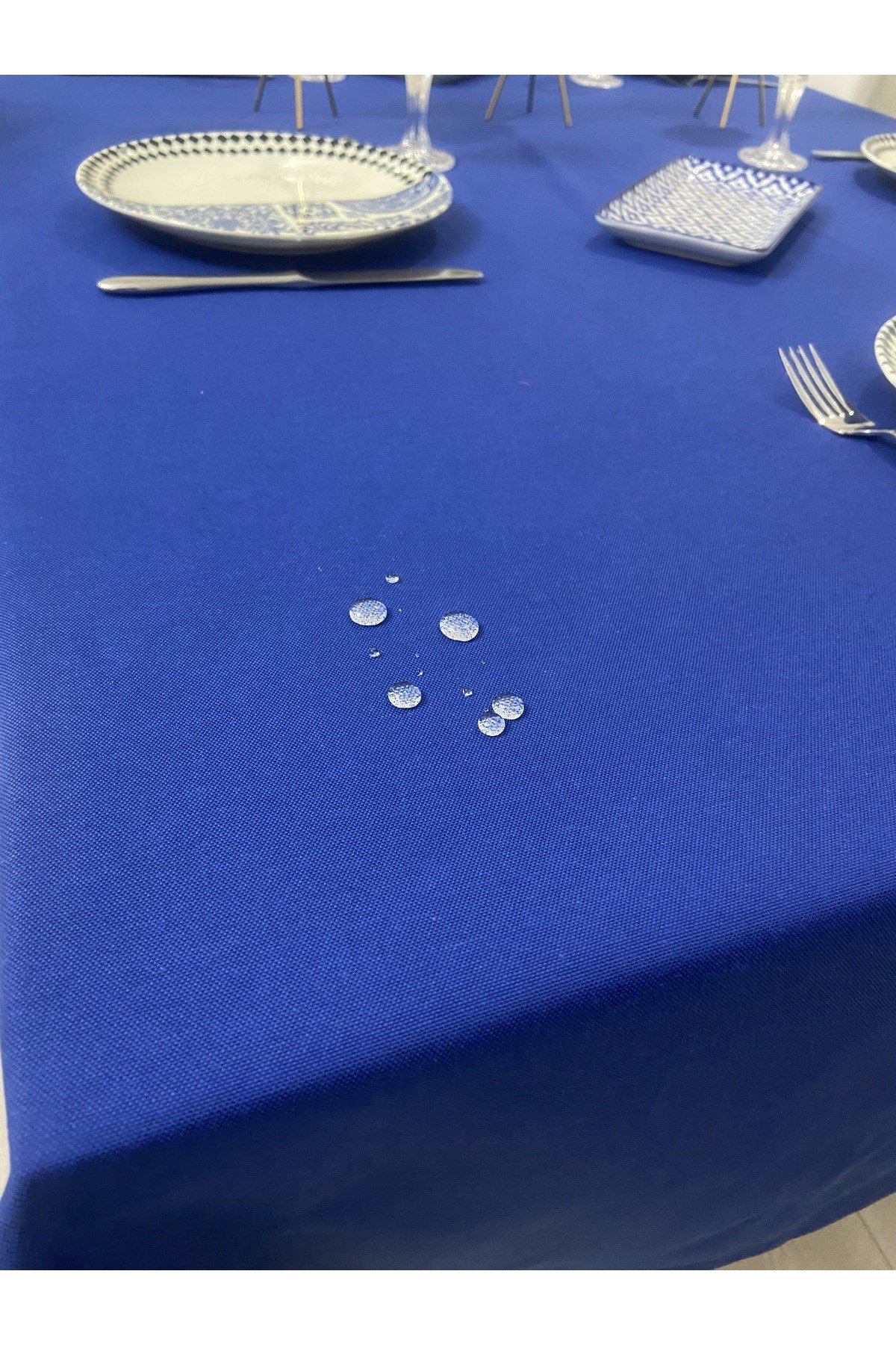 Sıvı Geçirmez Dertsiz Masa Örtüsü Çivit Mavisi