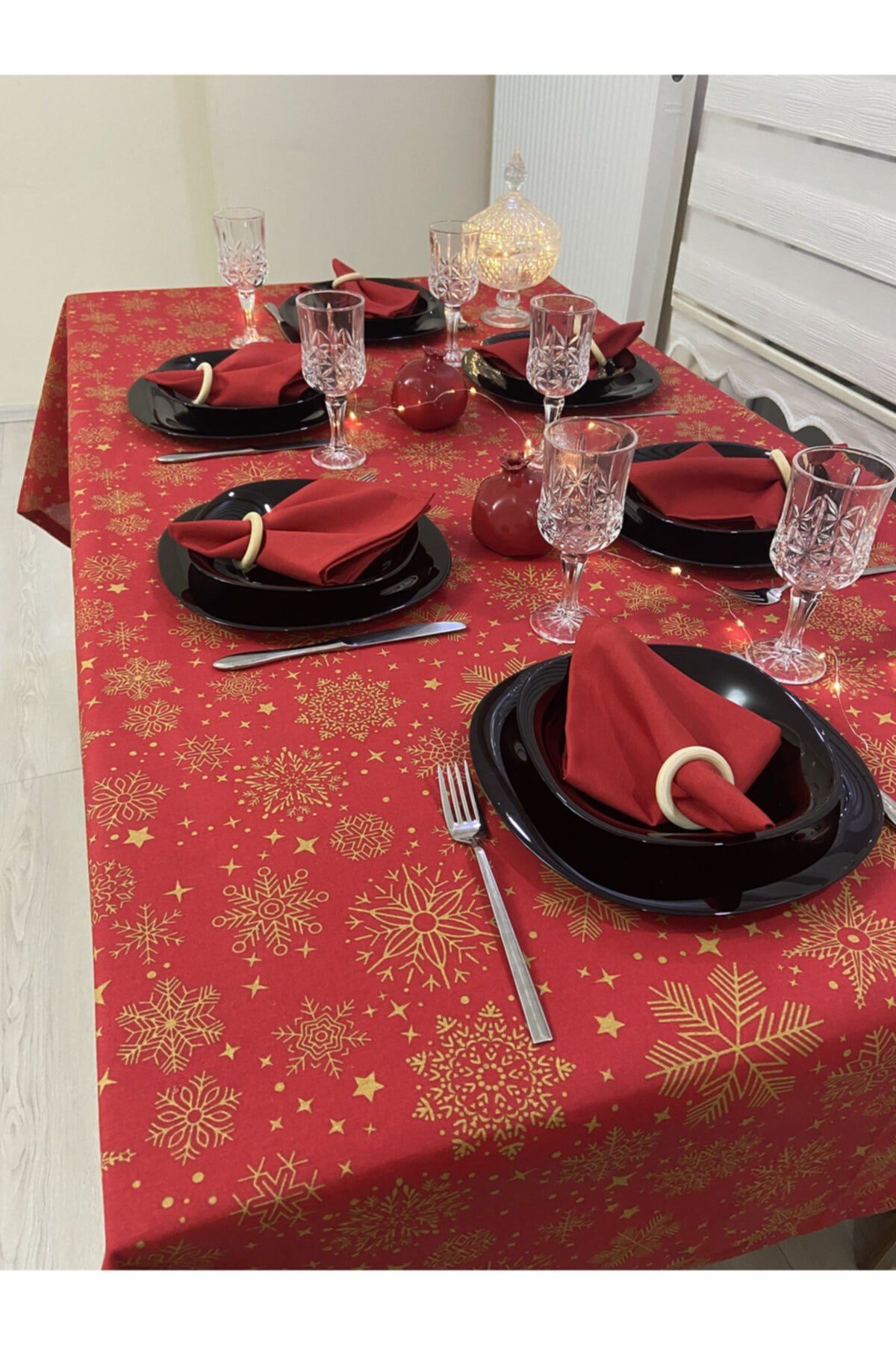 Sıvı Geçirmez Dertsiz Masa Örtüsü Yılbaşı Kırmızı Renk 25 Parça Set