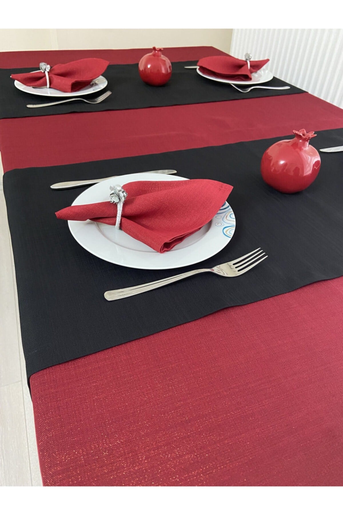 Solid Kırmızı Simli Masa Örtüsü