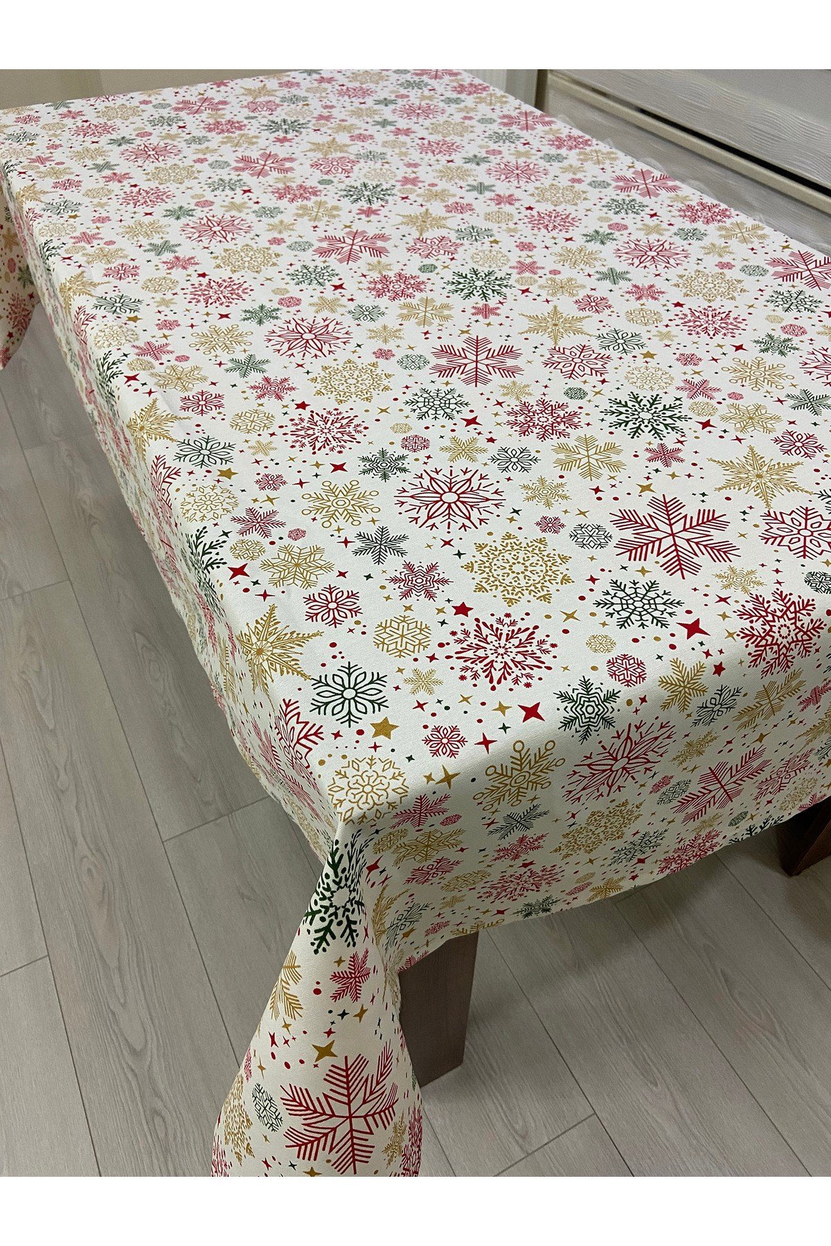 Yeni Yıl Temalı Sıvı Geçirmez Dertsiz Masa Örtüsü