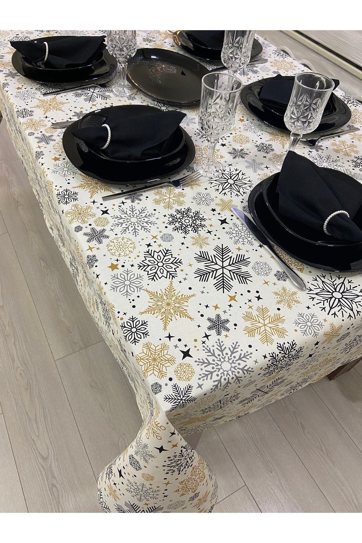 Yeni Yıl Temalı Sıvı Geçirmez Dertsiz Masa Örtüsü