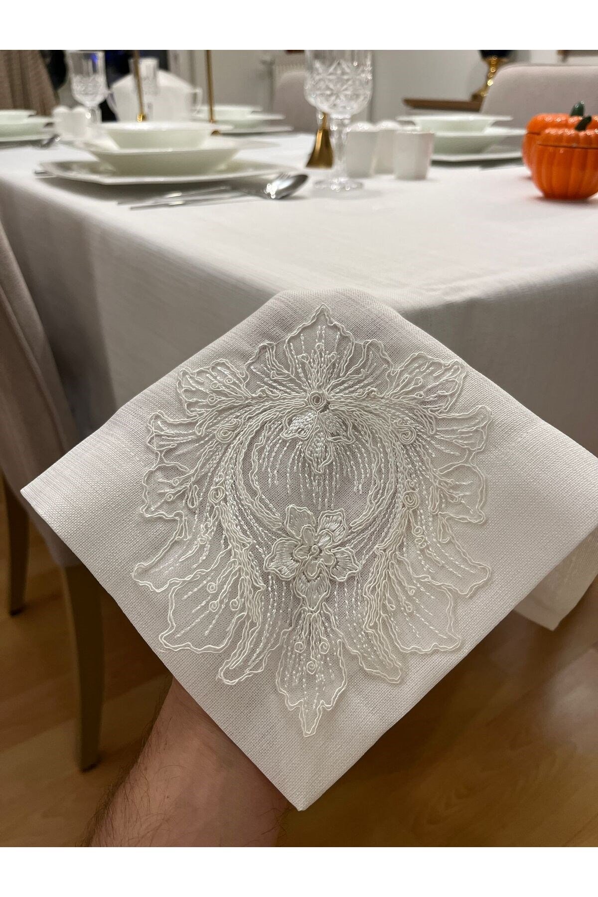 ZeLotus Dantel Detaylı Dertsiz Masa Örtüsü , El İşçiliği Fransız Dantel Simsiz Kırık Beyaz