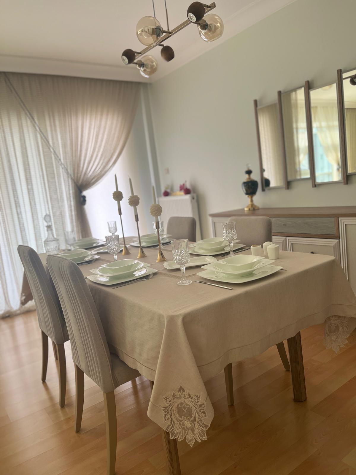Zeren Home Fransız Dantel ve Piko Sarma Detaylı Dertsiz Çeyiz Salon Masa Örtüsü Kapuçino