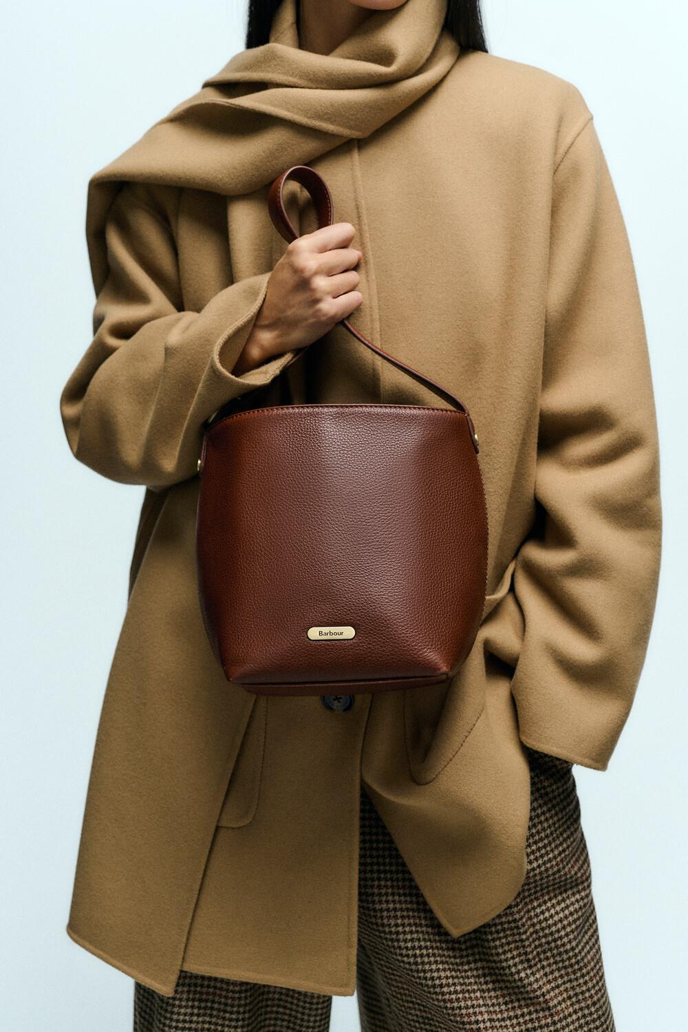 Barbour Cedar Deri Bucket Çanta