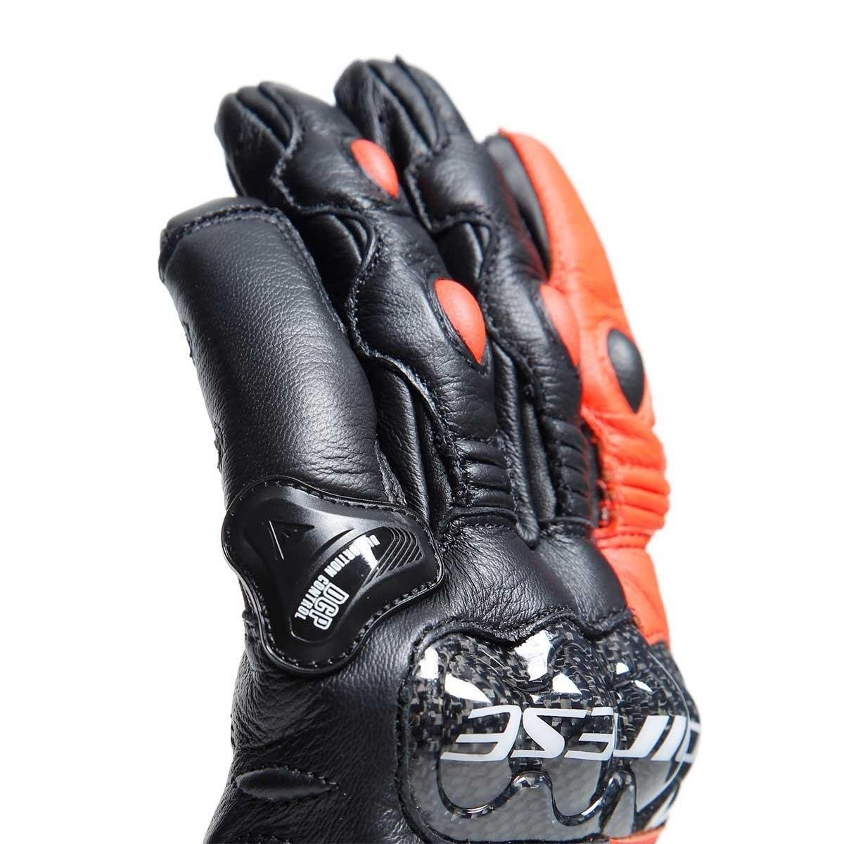 DAINESE CARBON 4 SHORT BLACK FLUO RED ELDIVENDaineseDeri EldivenlerDAINESE CARBON 4 SHORT BLACK FLUO RED ELDIVENDAINESE CARBON 4 SHORT BLACK FLUO RED ELDIVEN