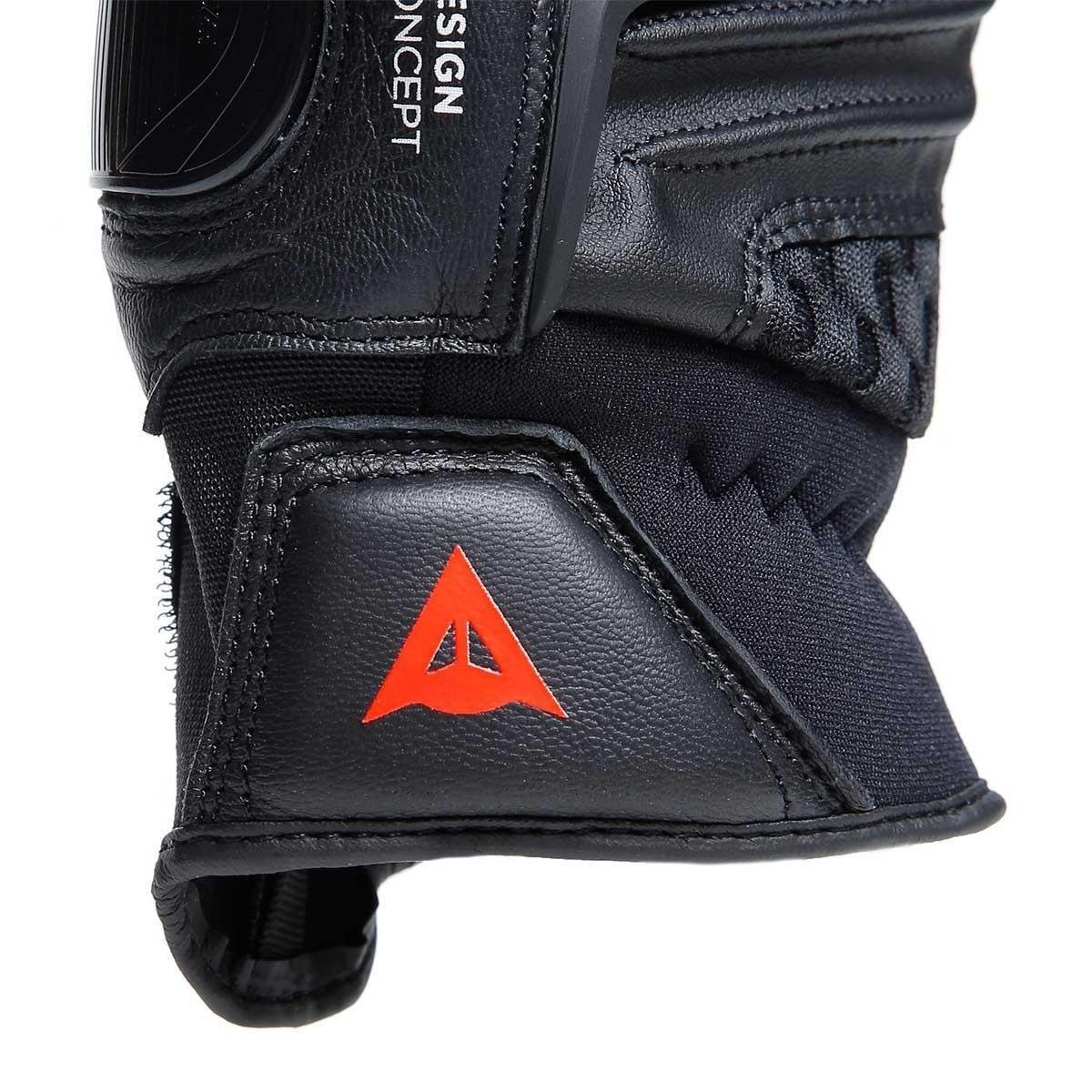DAINESE CARBON 4 SHORT BLACK FLUO RED ELDIVENDaineseDeri EldivenlerDAINESE CARBON 4 SHORT BLACK FLUO RED ELDIVENDAINESE CARBON 4 SHORT BLACK FLUO RED ELDIVEN