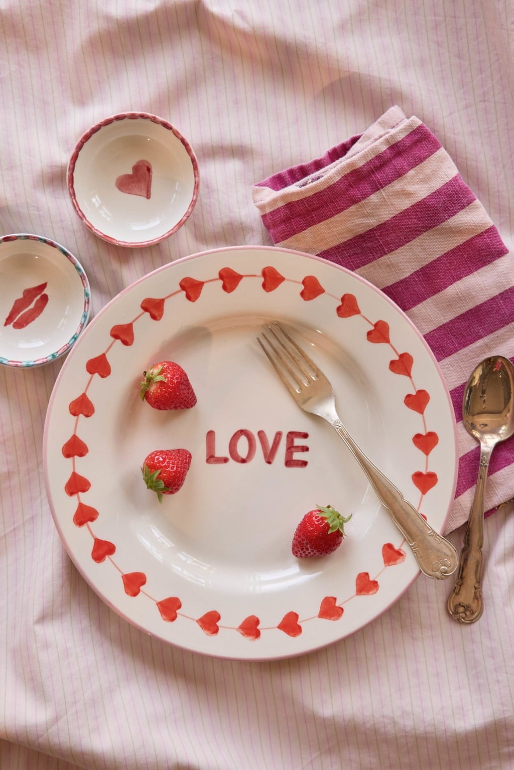 El Yapımı Seramik Yemek Tabağı - Love