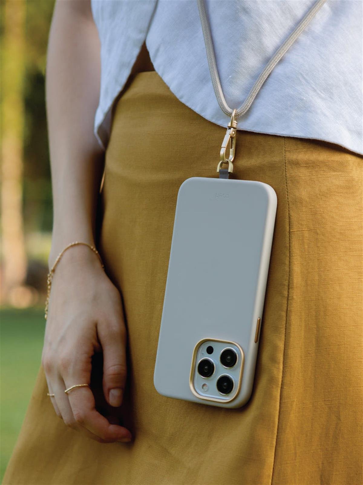 iPhone 15 Pro Max Coehl MagSafe Destekli Askı İpli Creme Telefon Kılıfı