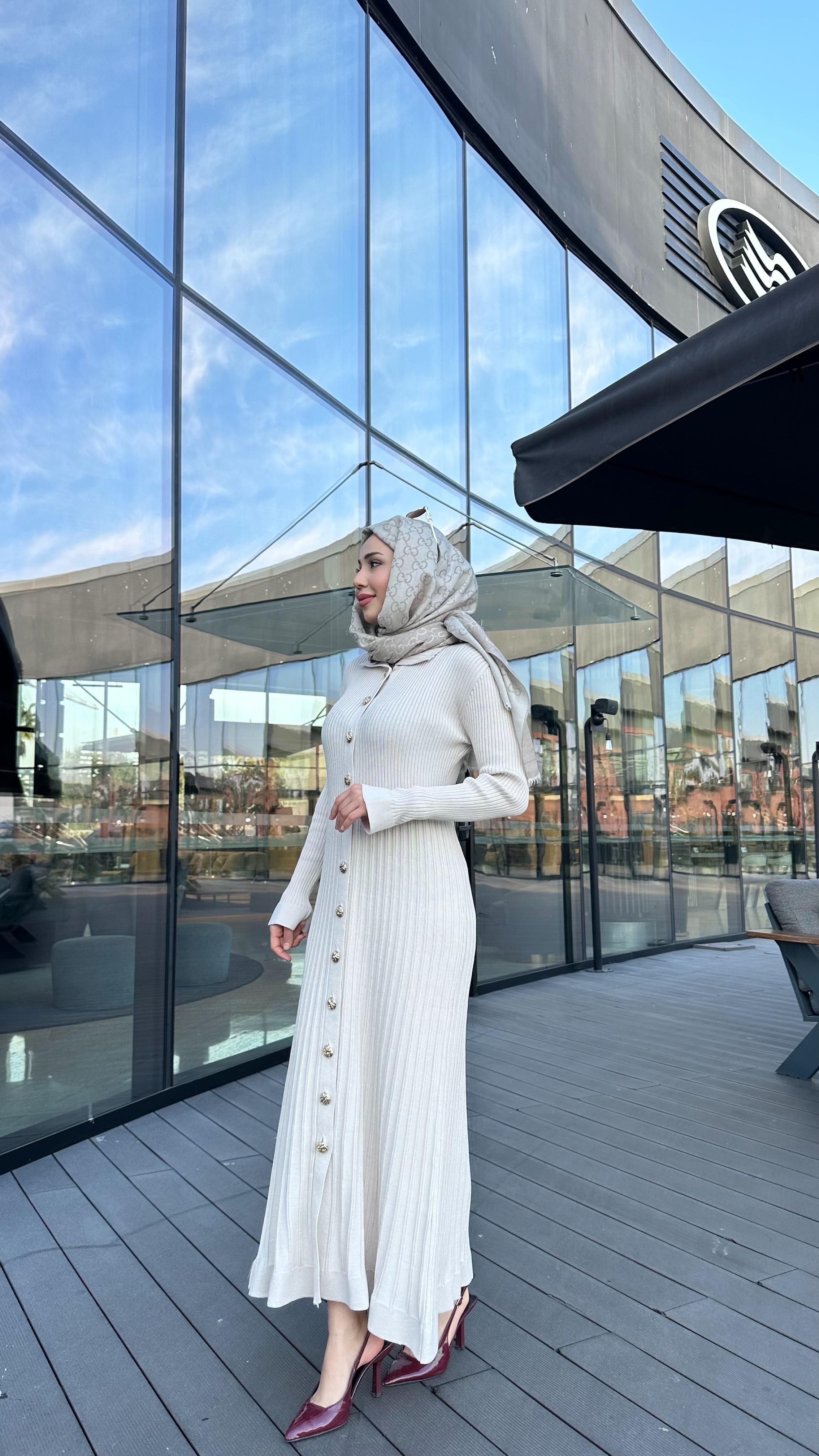 ÖNDEN DÜĞMELİ ELBİSE