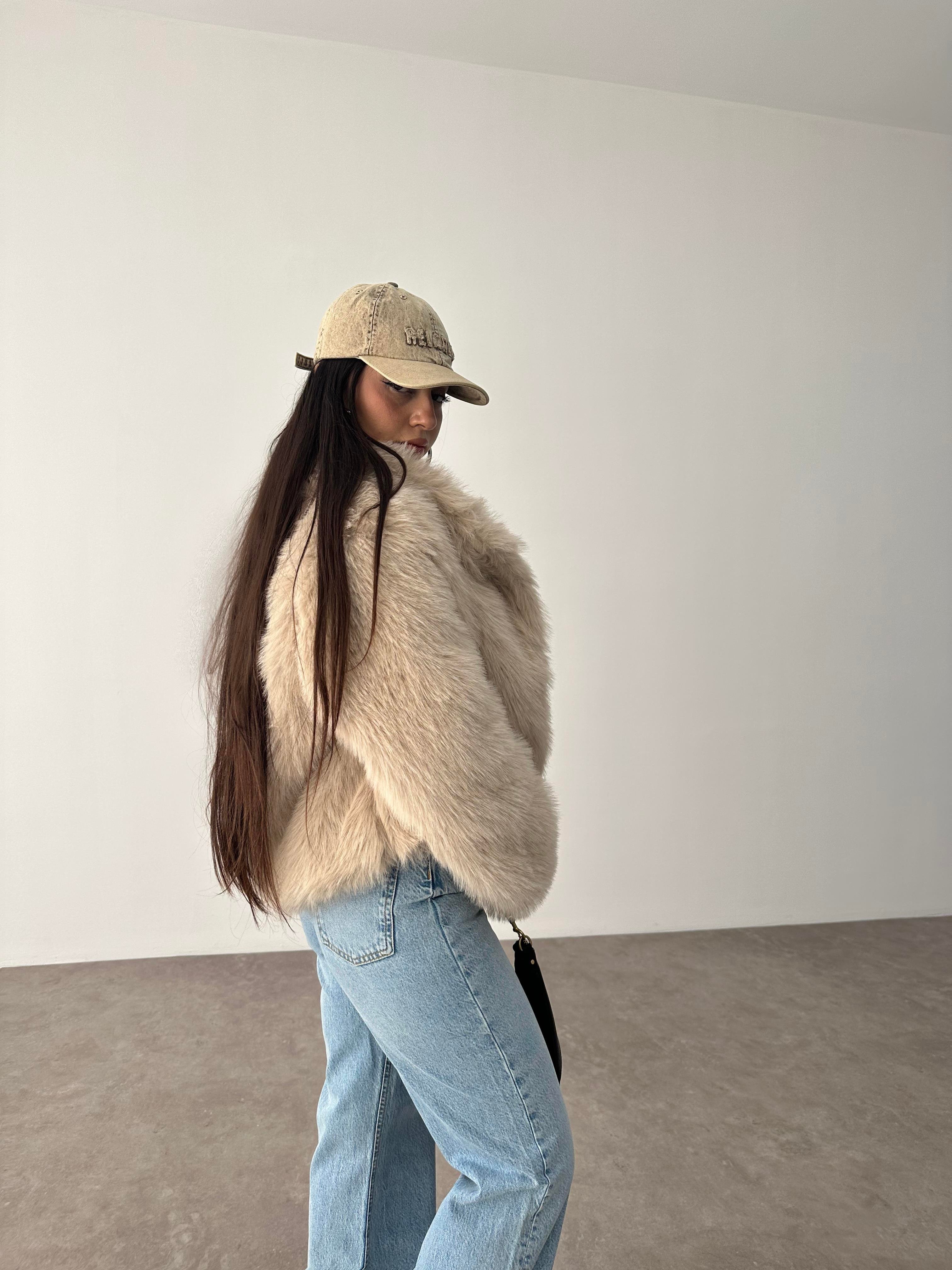 Kısa Yakalı Premium İthal Bej Kürk