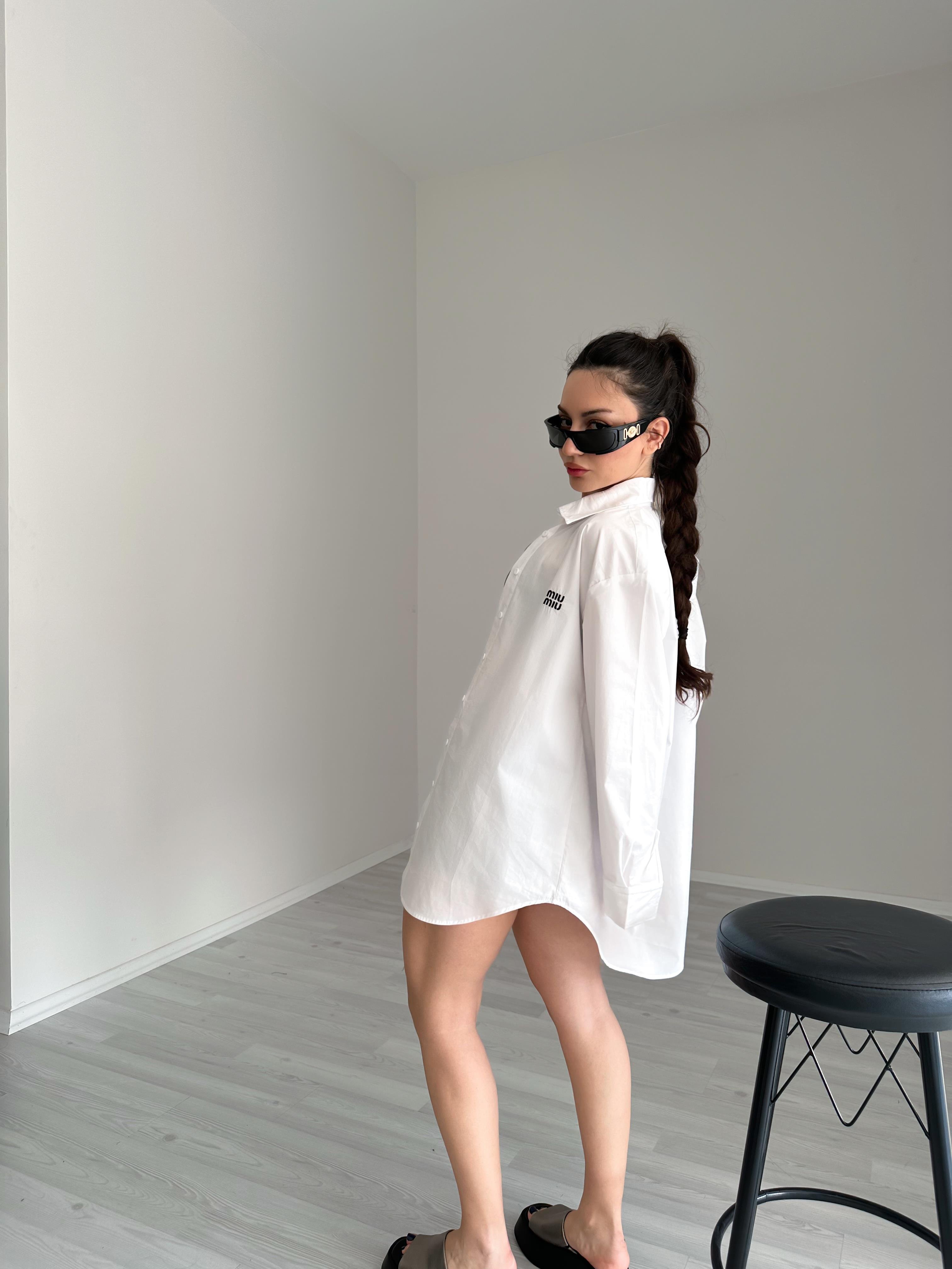 MM Nakışlı Beyaz Pamuk Gömlek