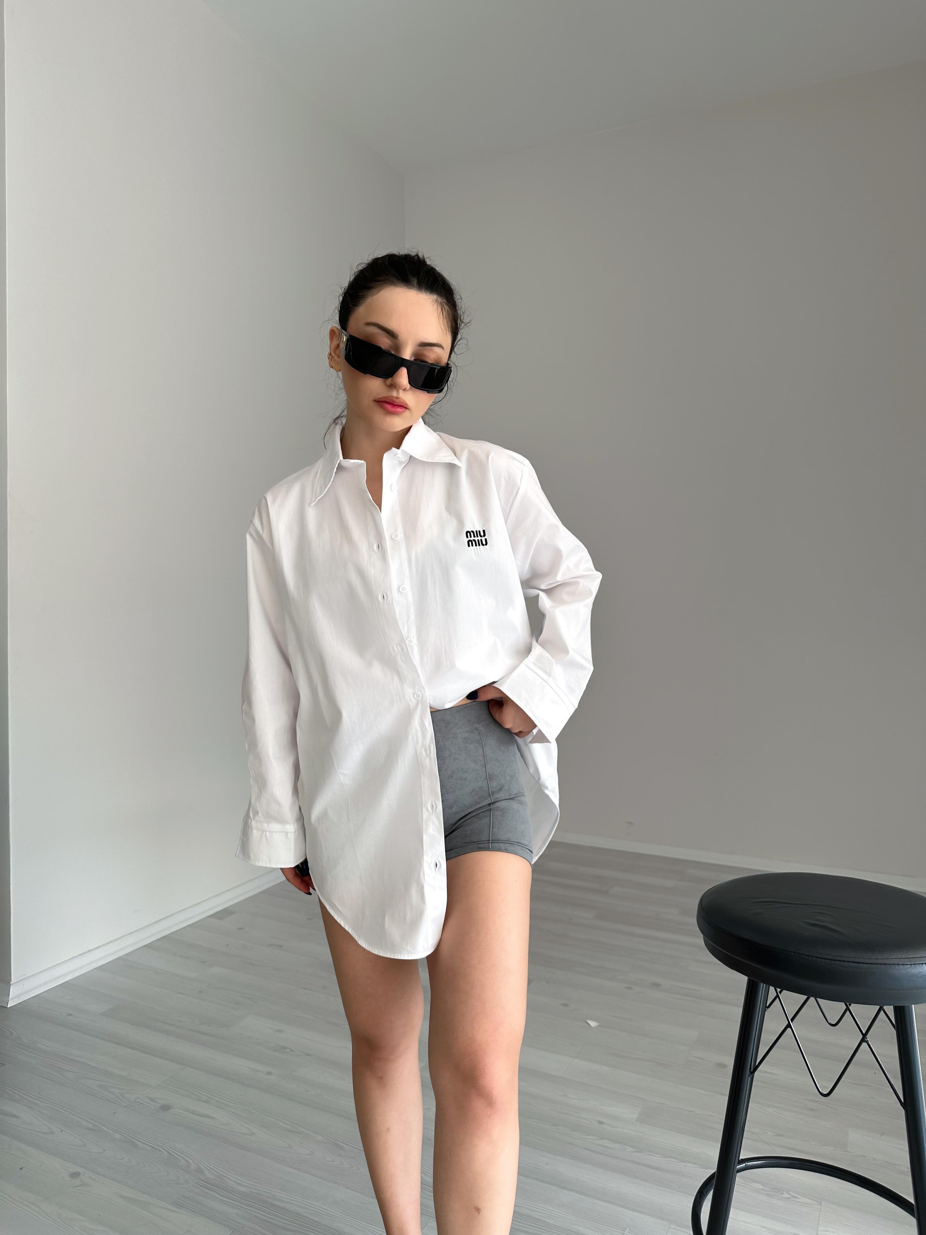 MM Nakışlı Beyaz Pamuk Gömlek