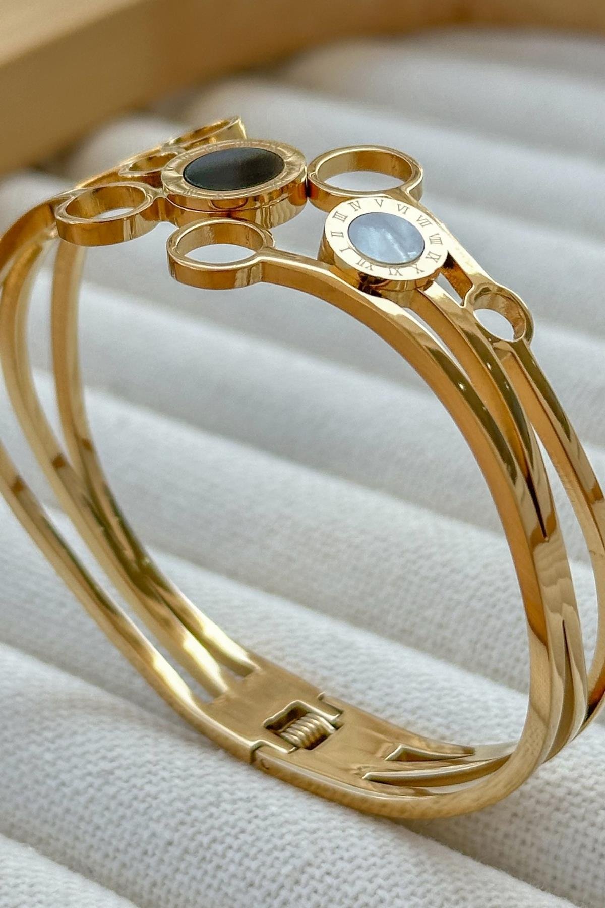 Gold Kelepçe Bileklik – Özel Tasarım Altın Renkli Bilezik