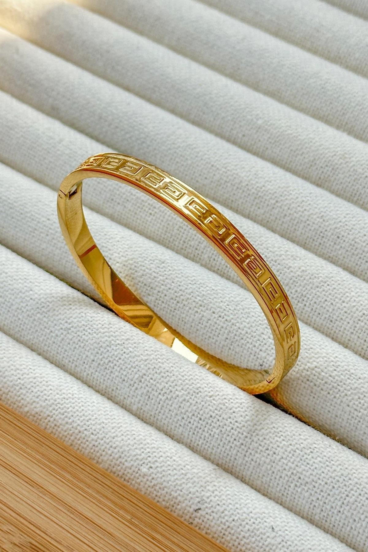 Gold Kelepçe Bileklik – Özel Tasarım Altın Renkli Bilezik