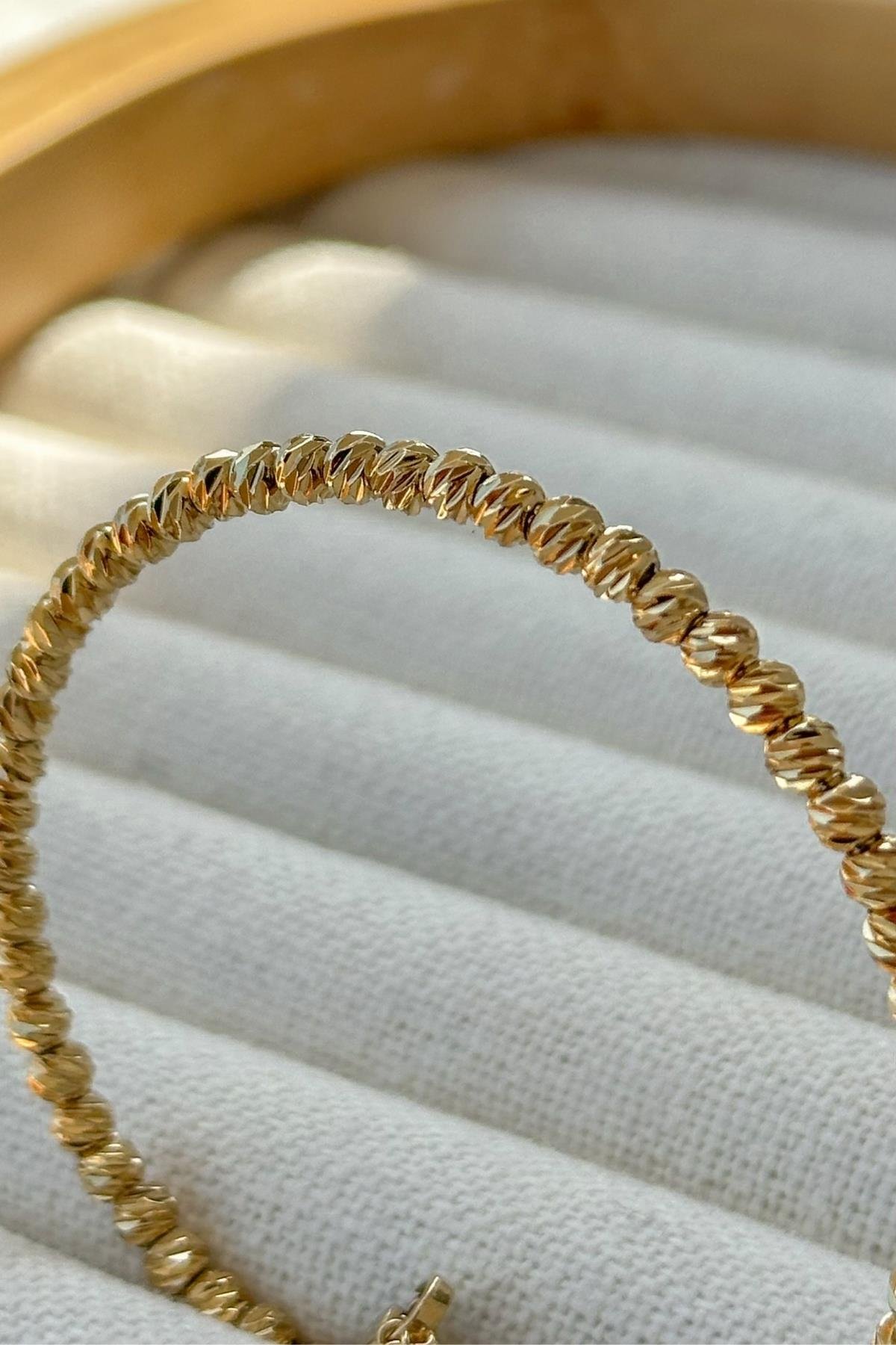 Gold Kelepçe Bileklik – Özel Tasarım Altın Renkli Bilezik