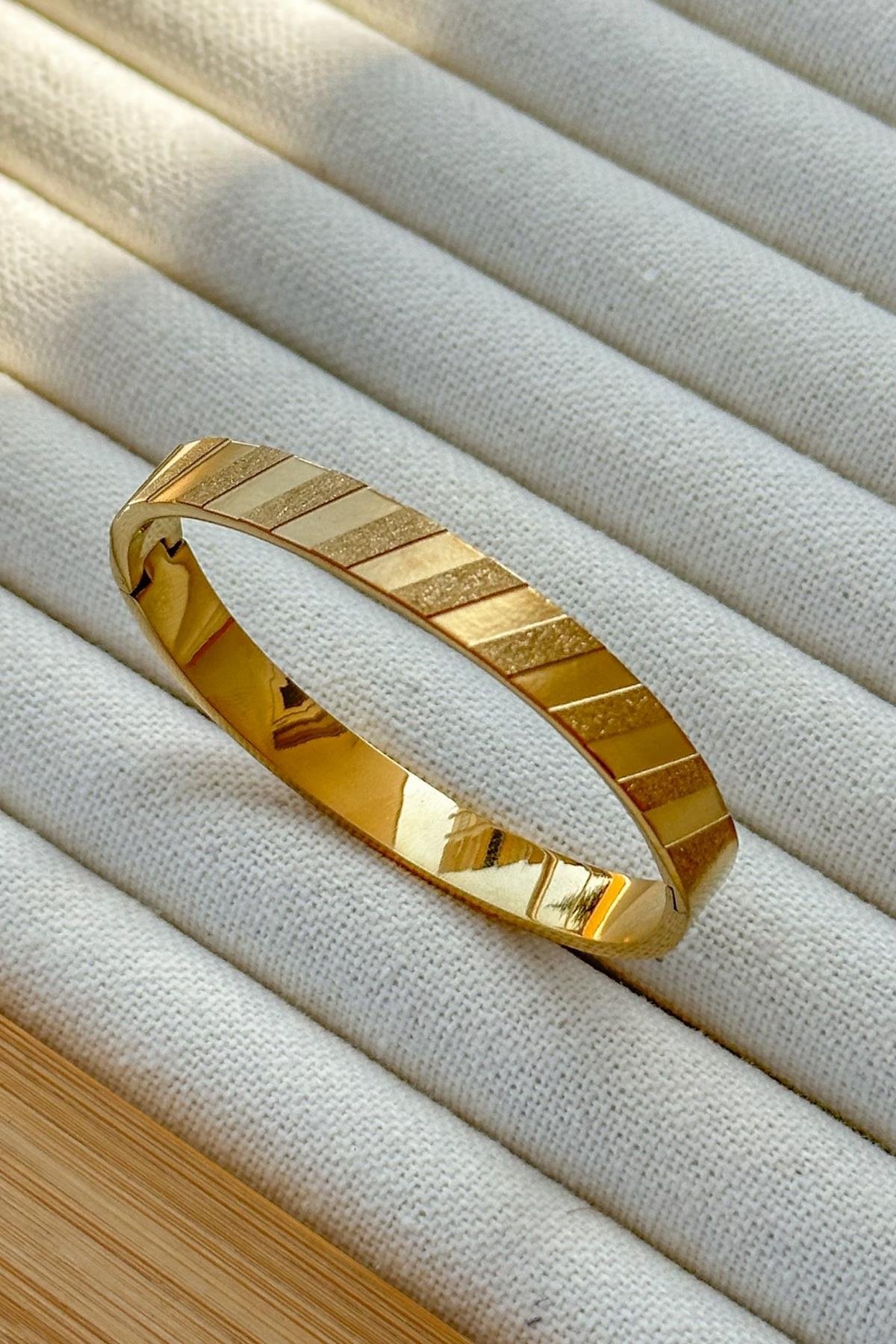 Gold Kelepçe Bileklik – Özel Tasarım Altın Renkli Bilezik