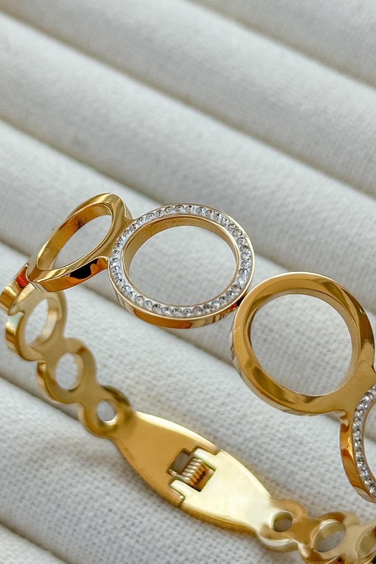 Gold Kelepçe Bileklik – Özel Tasarım Altın Renkli Bilezik