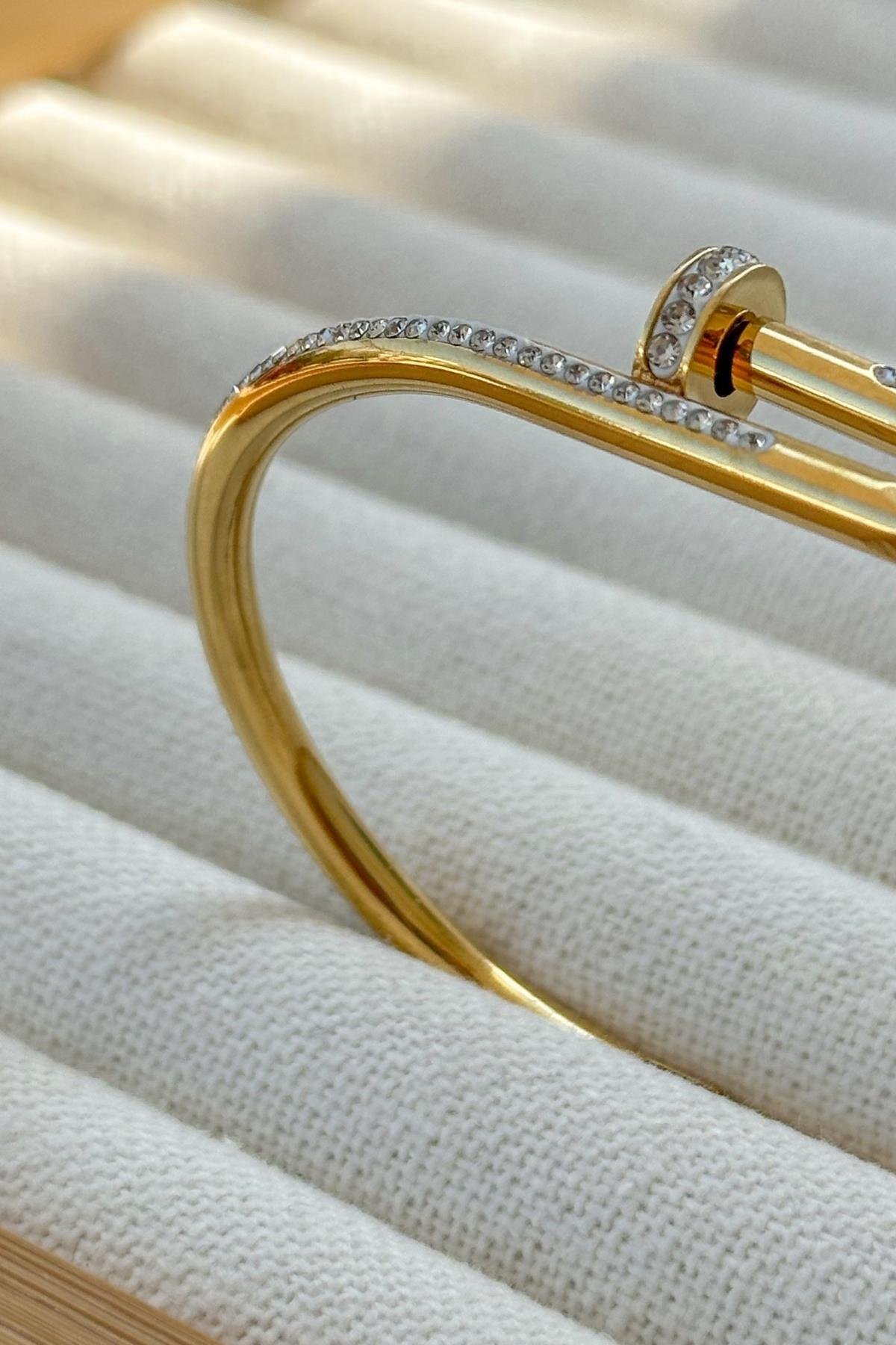 Gold Kelepçe Bileklik – Özel Tasarım Altın Renkli Bilezik