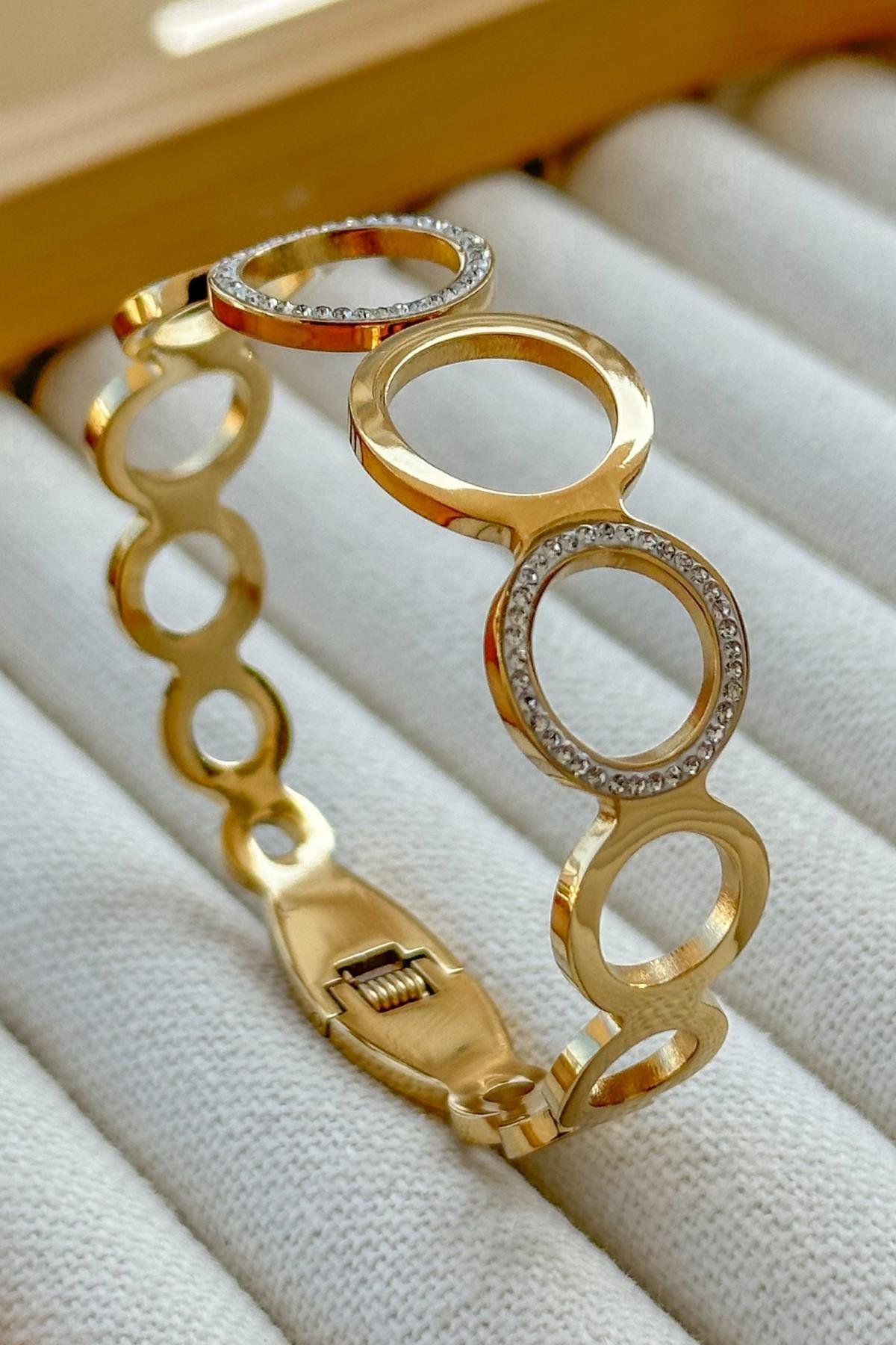 Gold Kelepçe Bileklik – Özel Tasarım Altın Renkli Bilezik