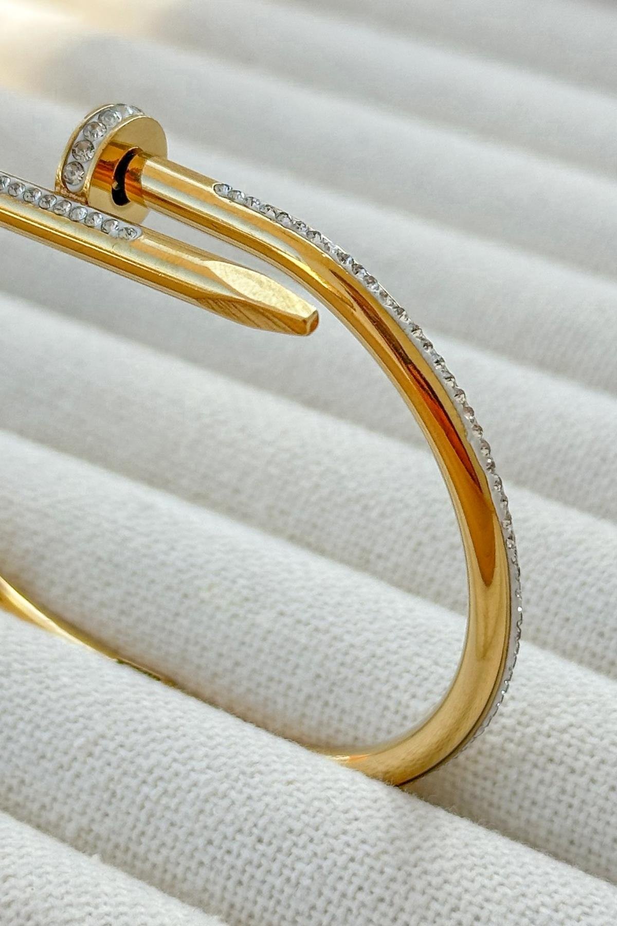 Gold Kelepçe Bileklik – Özel Tasarım Altın Renkli Bilezik