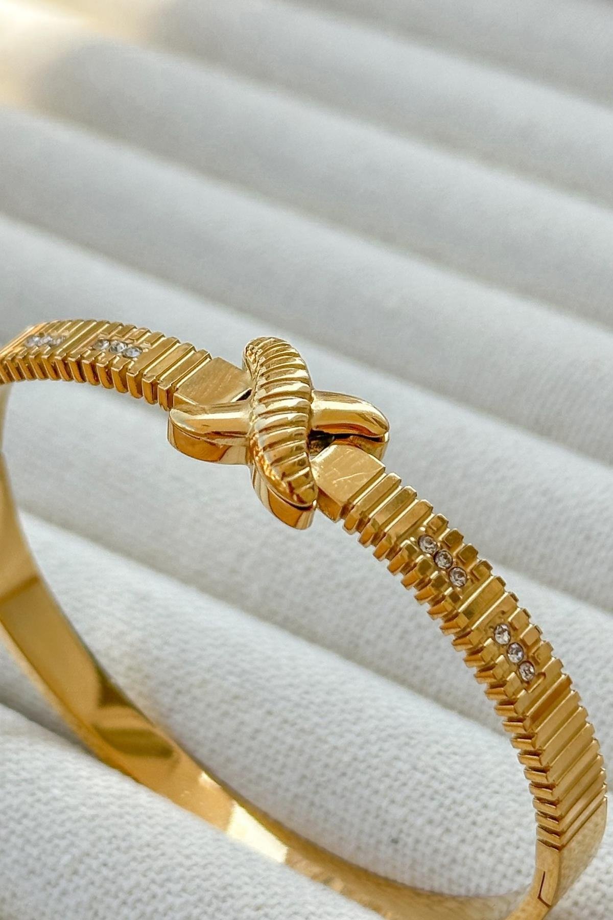 Gold Kelepçe Bileklik – Özel Tasarım Altın Renkli Bilezik