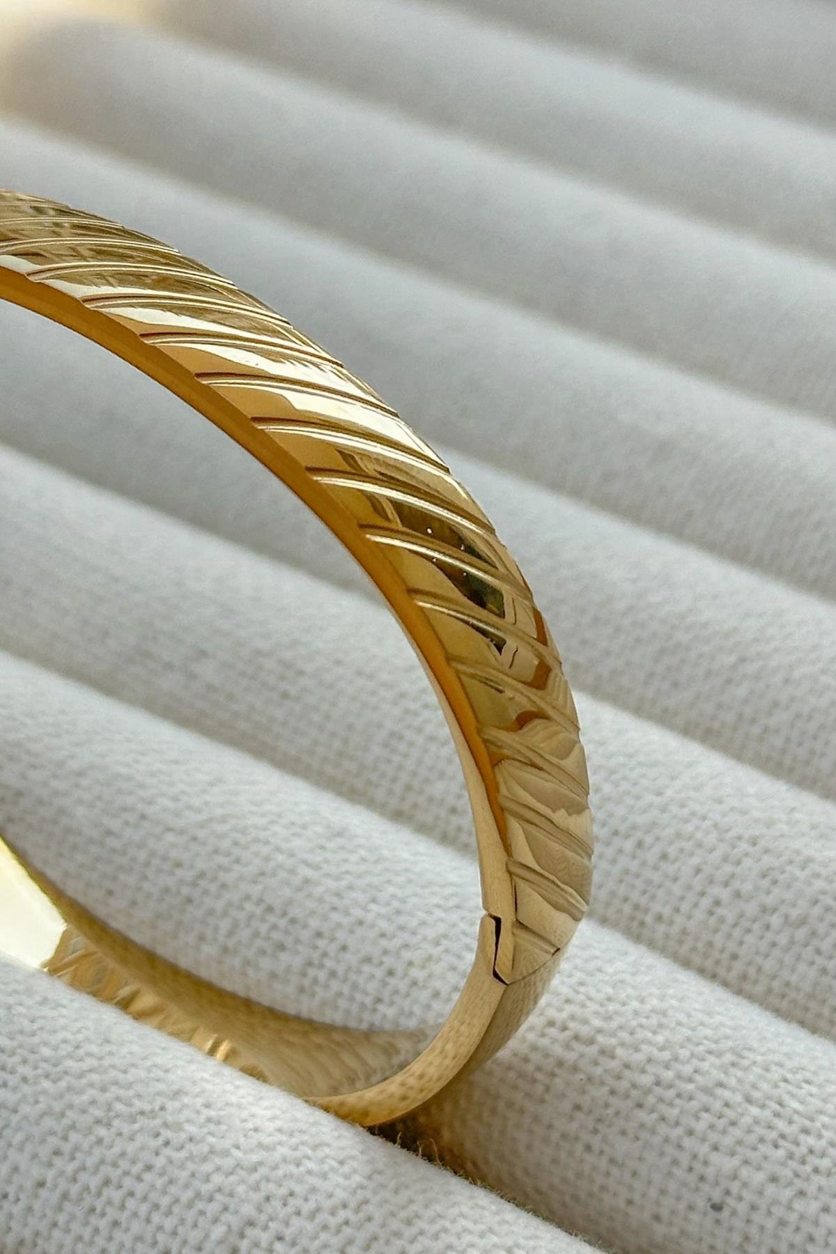 Gold Kelepçe Bileklik – Özel Tasarım Altın Renkli Bilezik