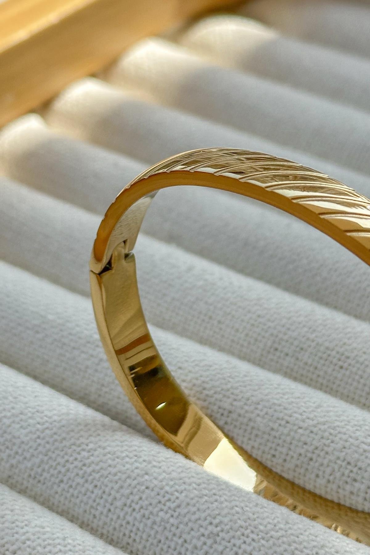 Gold Kelepçe Bileklik – Özel Tasarım Altın Renkli Bilezik