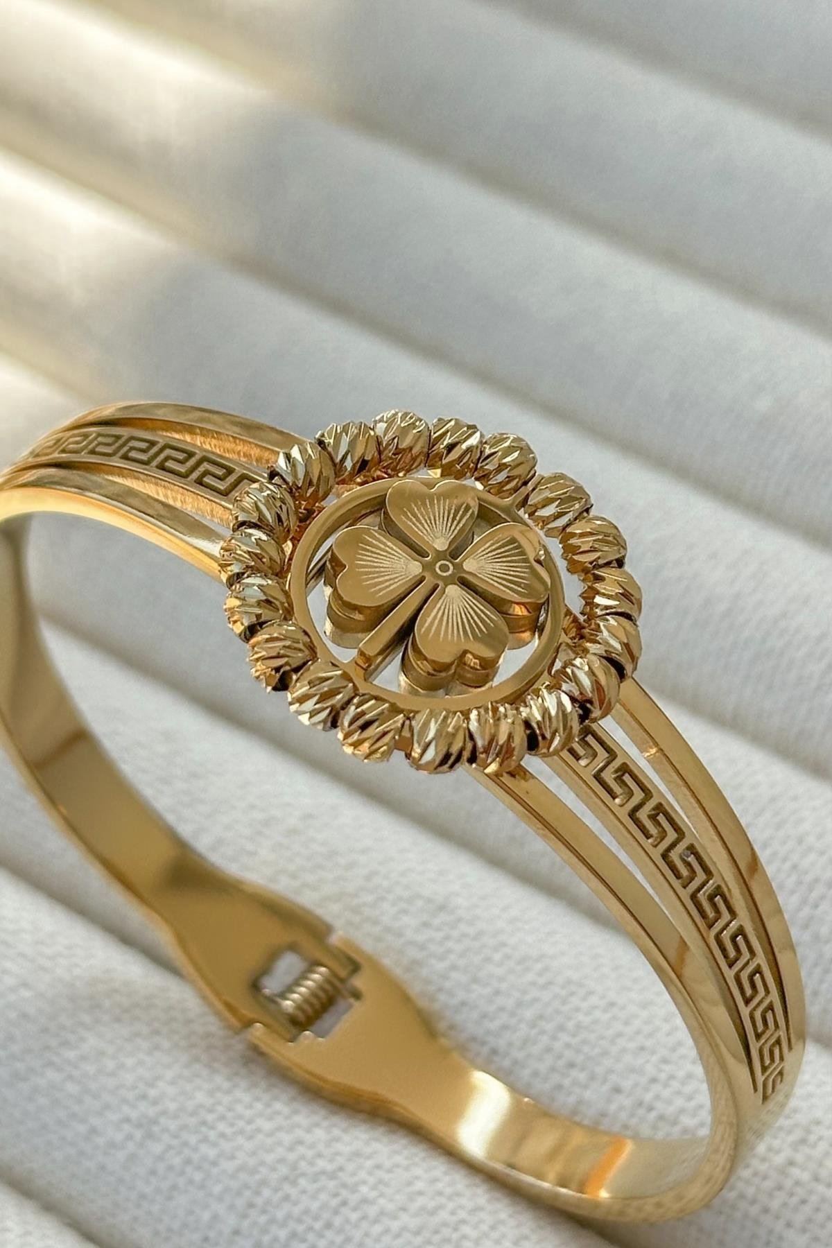 Gold Kelepçe Bileklik – Özel Tasarım Altın Renkli Bilezik