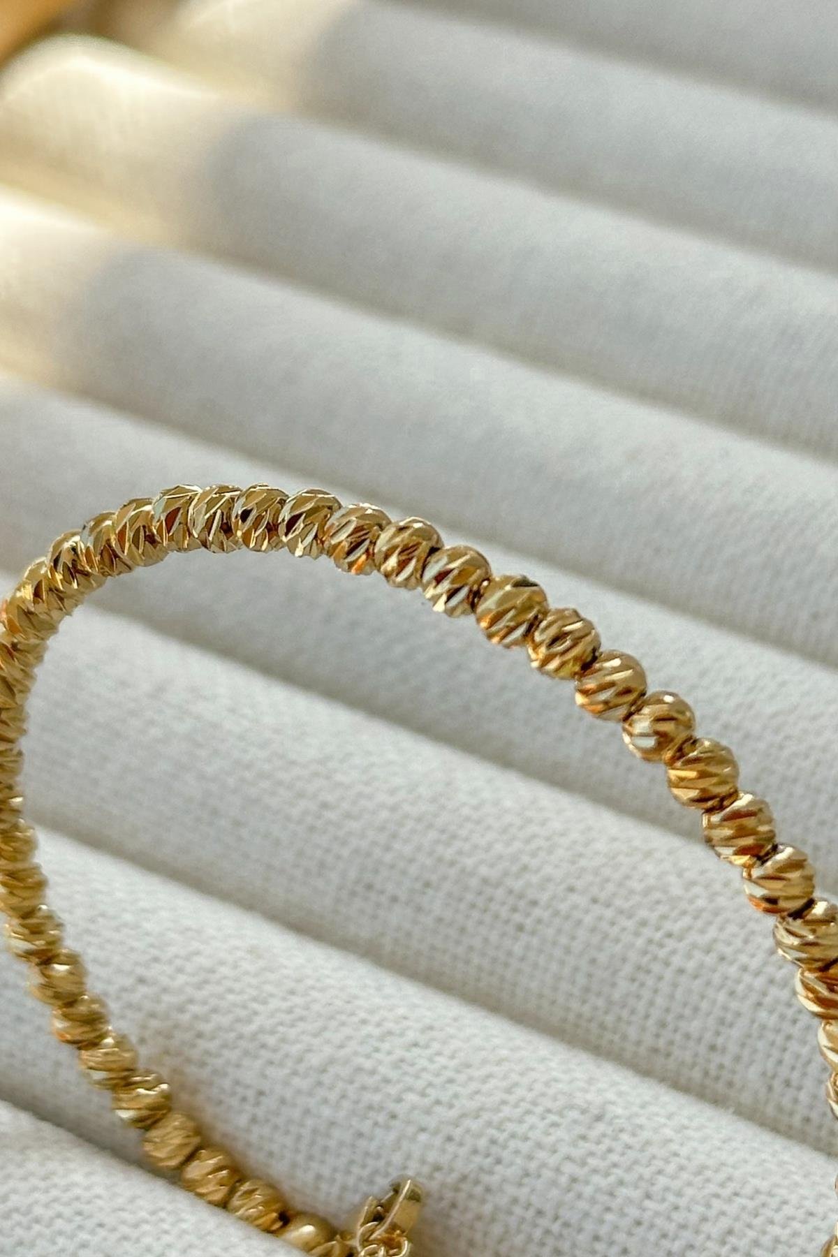 Gold Kelepçe Bileklik – Özel Tasarım Altın Renkli Bilezik