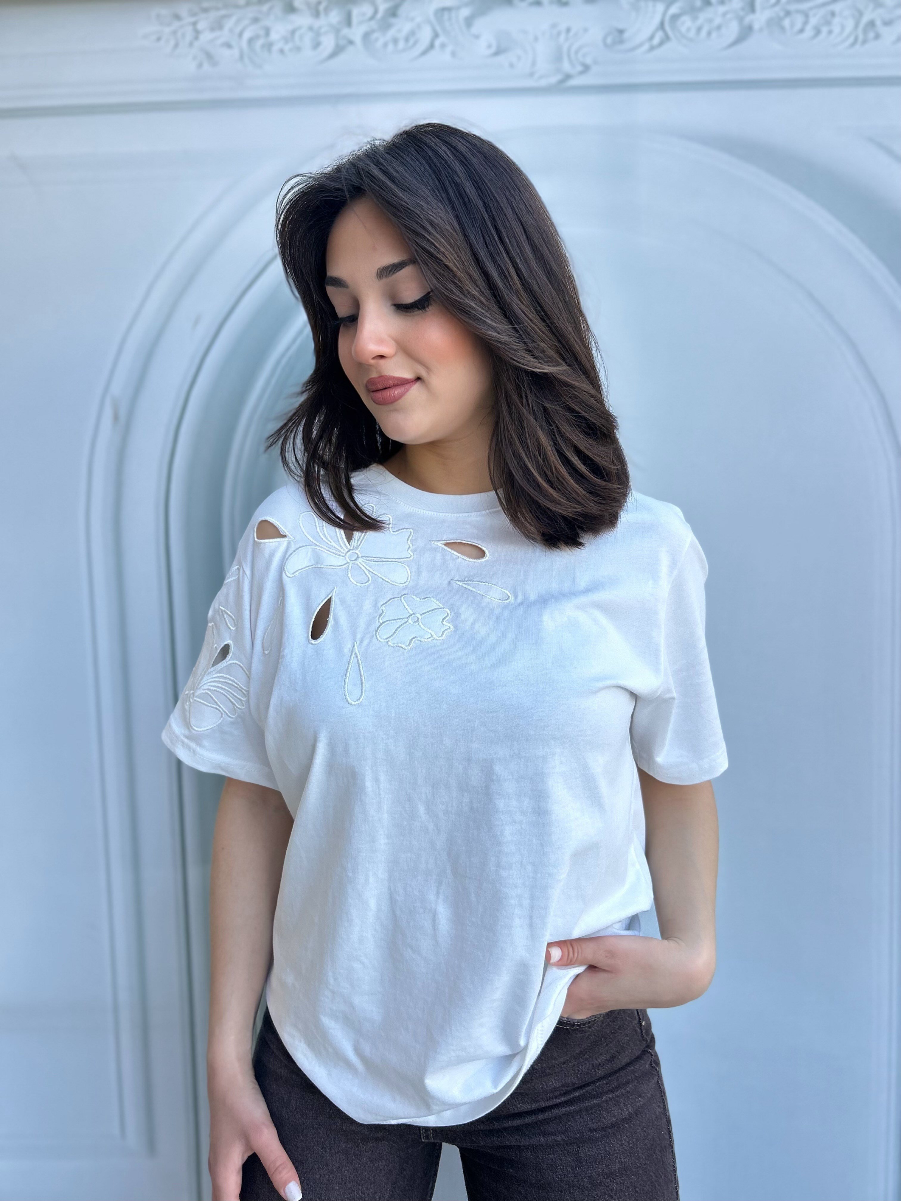 İPEK.OMUZDETAYLI.TİŞÖRT.BEYAZ