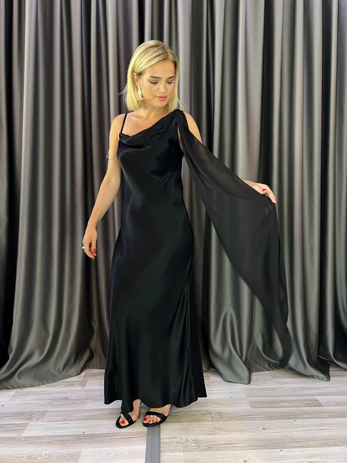 Fularlı Siyah Maxi Boy Saten Verev Elbise