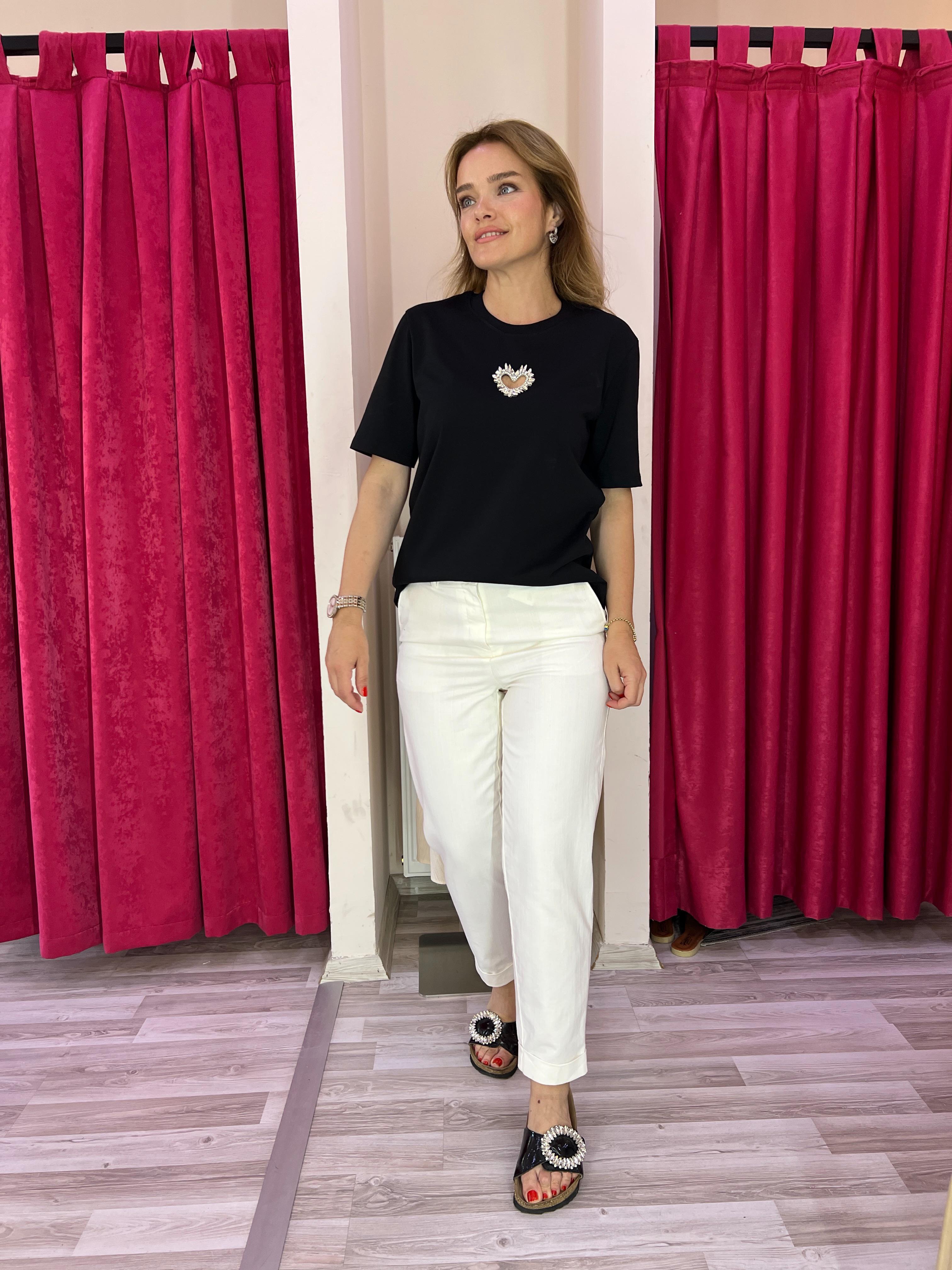 Kalp Taşlı Cut Out Detaylı Siyah Tshirt