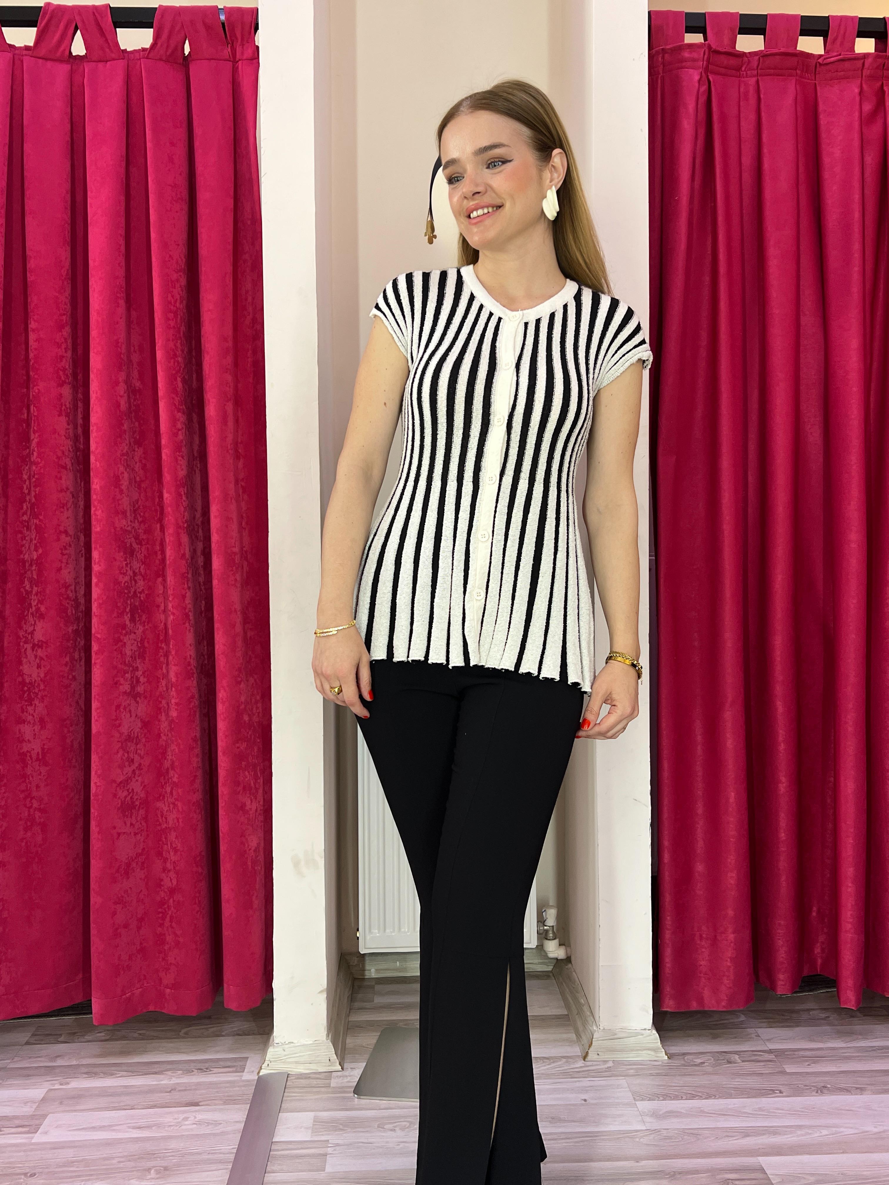 Volenli Siyah Beyaz Çizgili Dlvn Triko Yelek