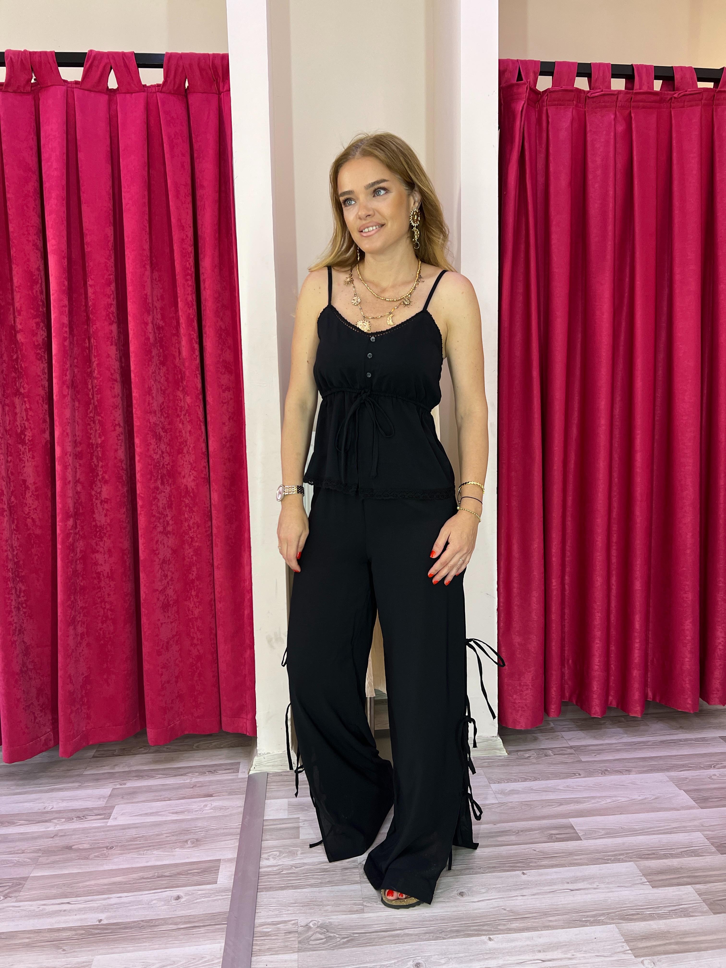 Yırtmaç Bağcıklı Siyah Pantolon 